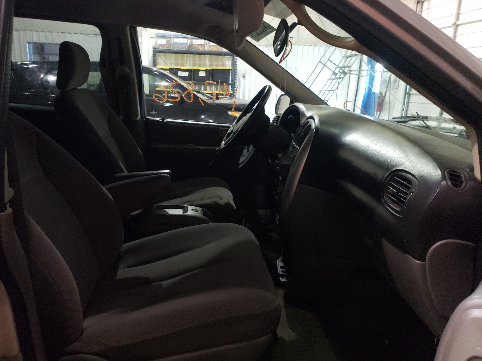 Photo 5 from auction – 2006 CHRYSLER TOWN & COU with VIN 2A4GP54L76R823125