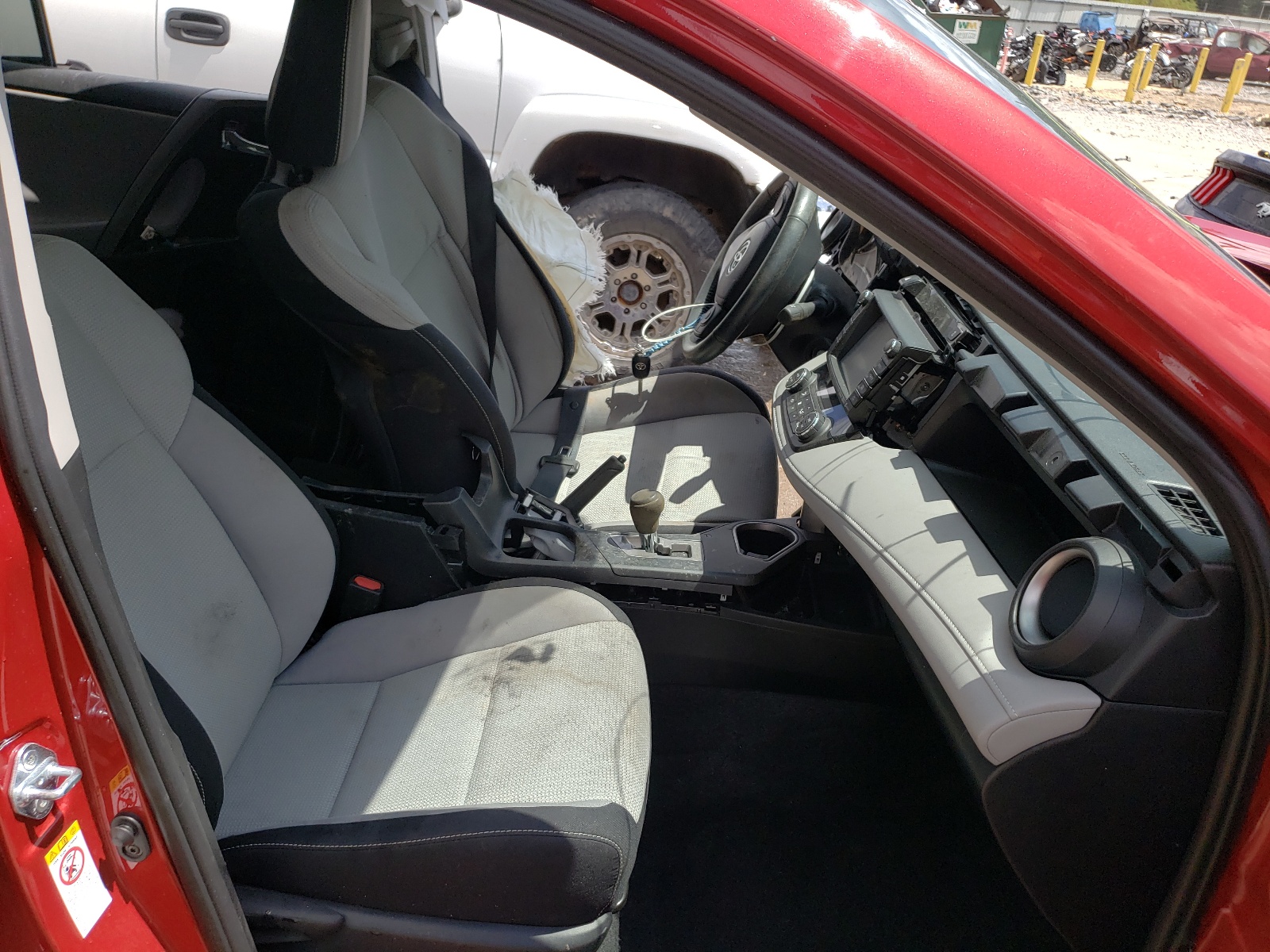 Photo 5 from auction – 2016 TOYOTA RAV4 XLE with VIN 2T3RFREV4GW468902