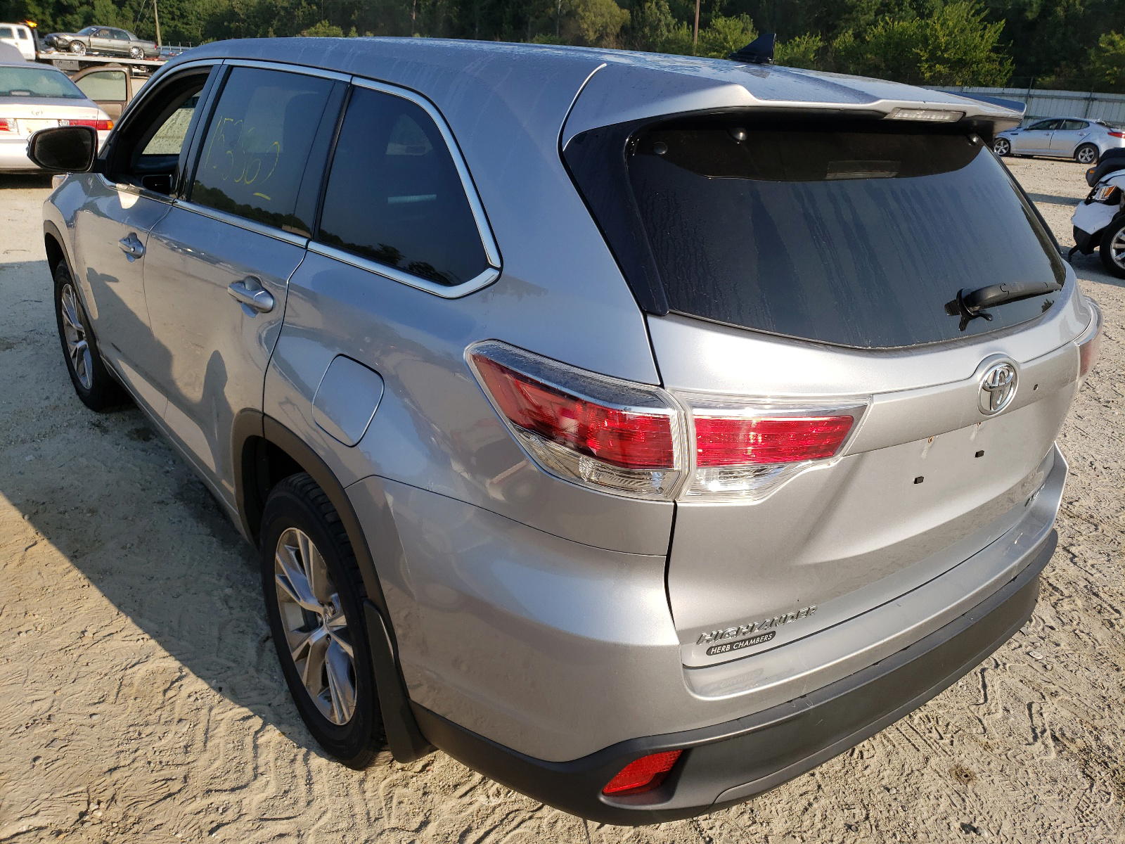 Photo 3 from auction – 2014 TOYOTA HIGHLANDER with VIN 5TDBKRFH7ES028645