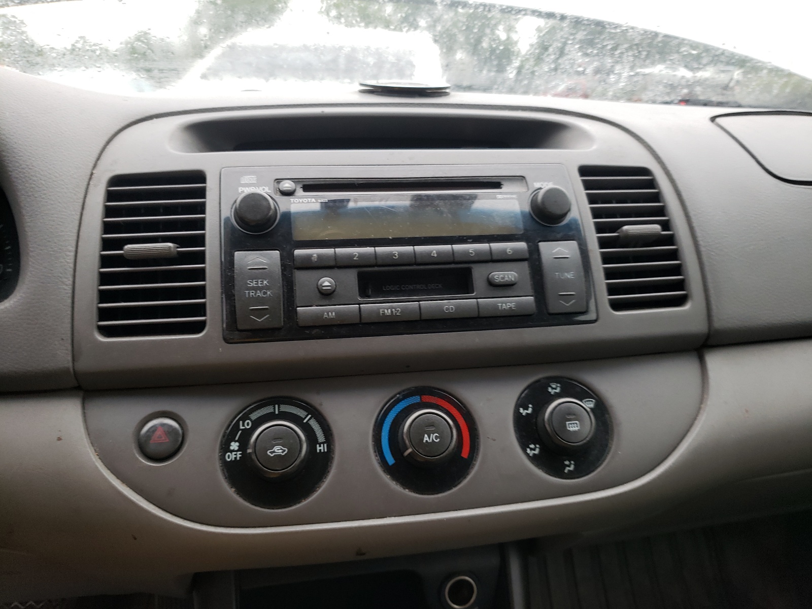 Photo 9 from auction – 2004 TOYOTA CAMRY LE with VIN 4T1BE32K04U284217