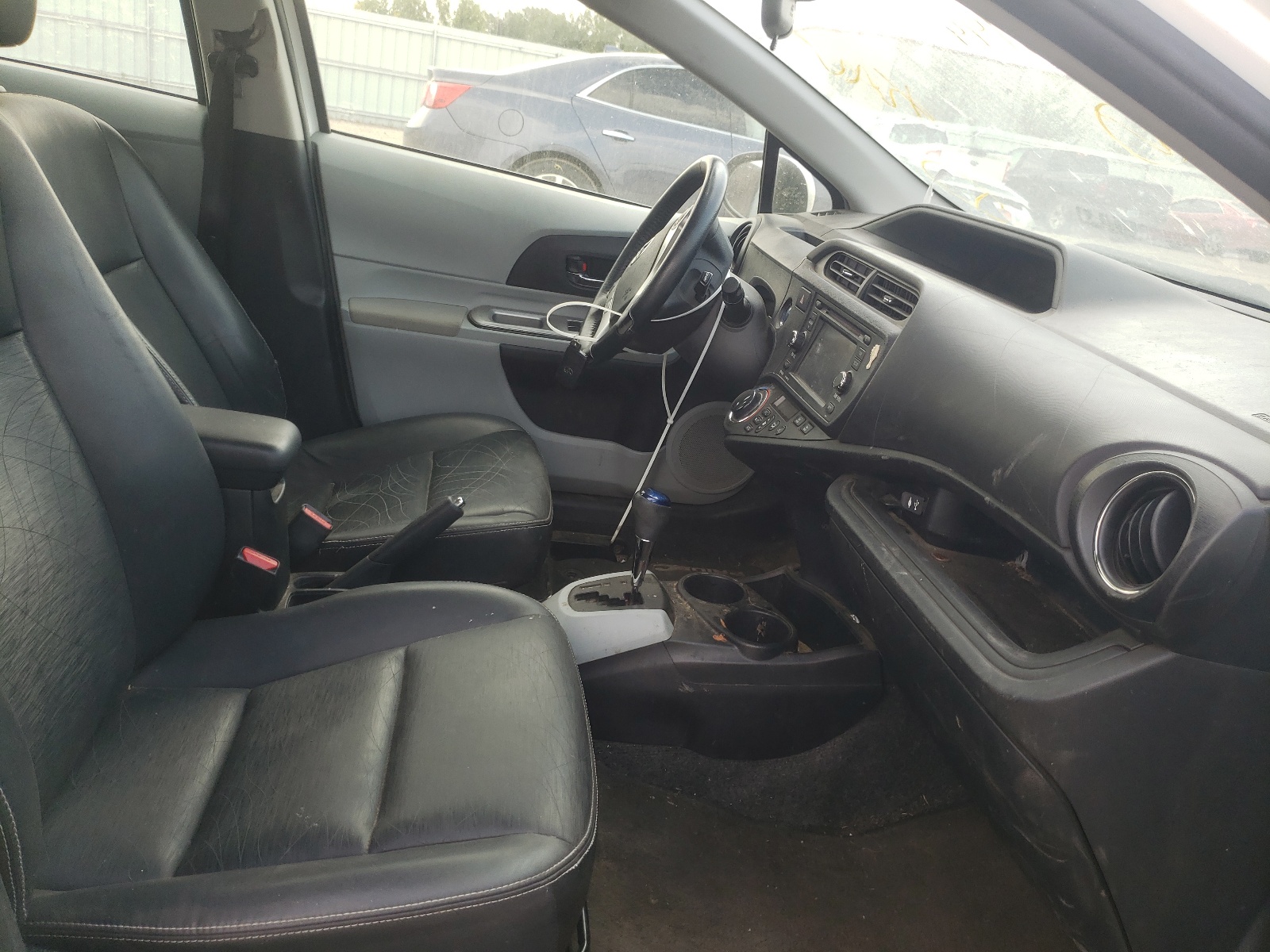 Photo 5 from auction – 2013 TOYOTA PRIUS C with VIN JTDKDTB33D1033144