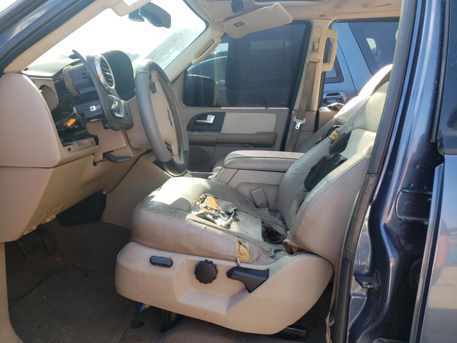 Photo 5 from auction – 2004 FORD EXPEDITION with VIN 1FMFU17L44LA41333