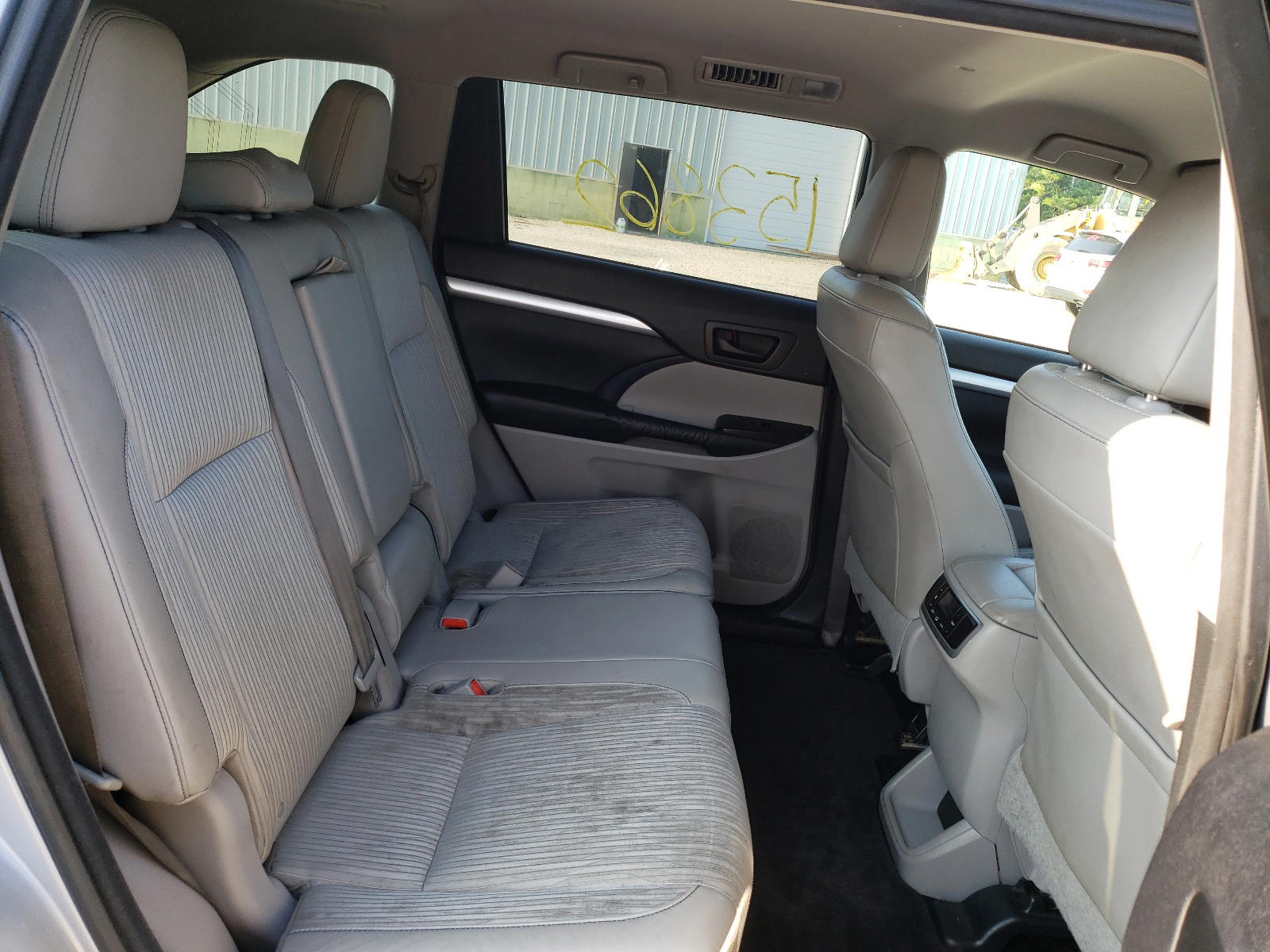 Photo 6 from auction – 2014 TOYOTA HIGHLANDER with VIN 5TDBKRFH7ES028645