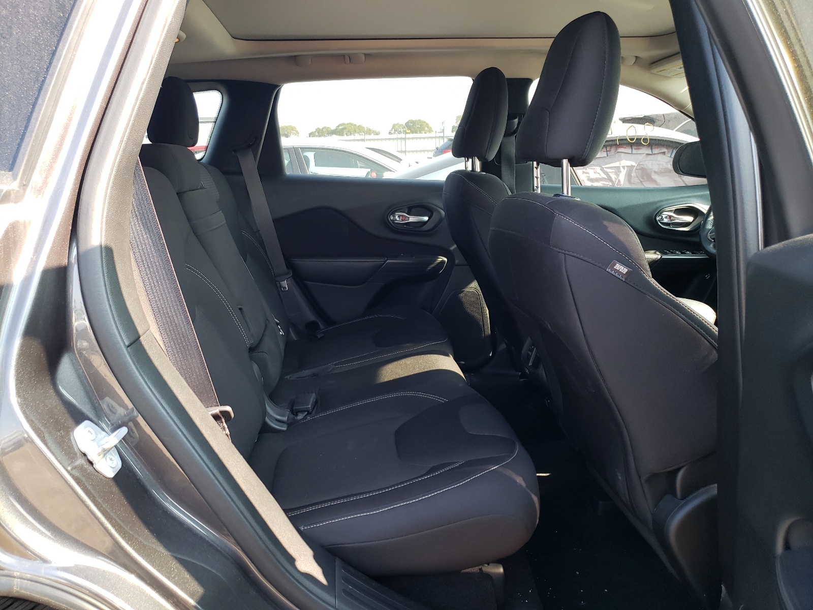 Photo 6 from auction – 2015 JEEP CHEROKEE L with VIN 1C4PJLCB0FW723119