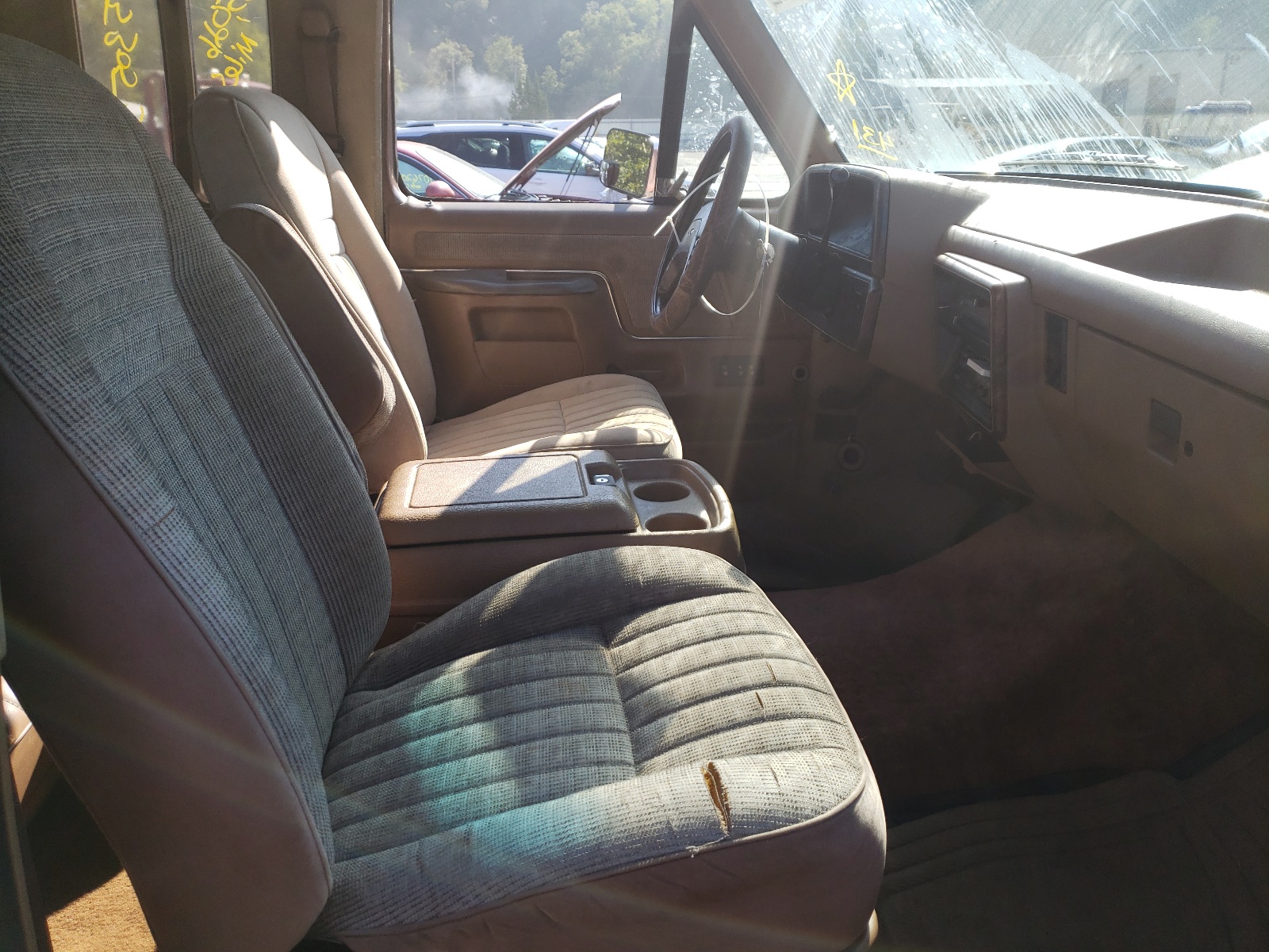 Photo 5 from auction – 1990 FORD F250 with VIN 1FTHX25G7LKB52155