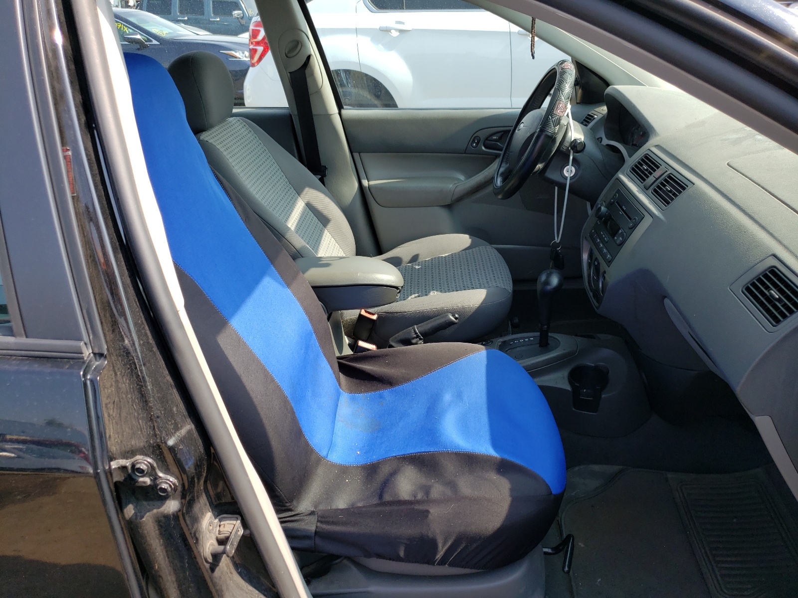 Photo 5 from auction – 2005 FORD FOCUS ZX4 with VIN 1FAFP34N15W291731
