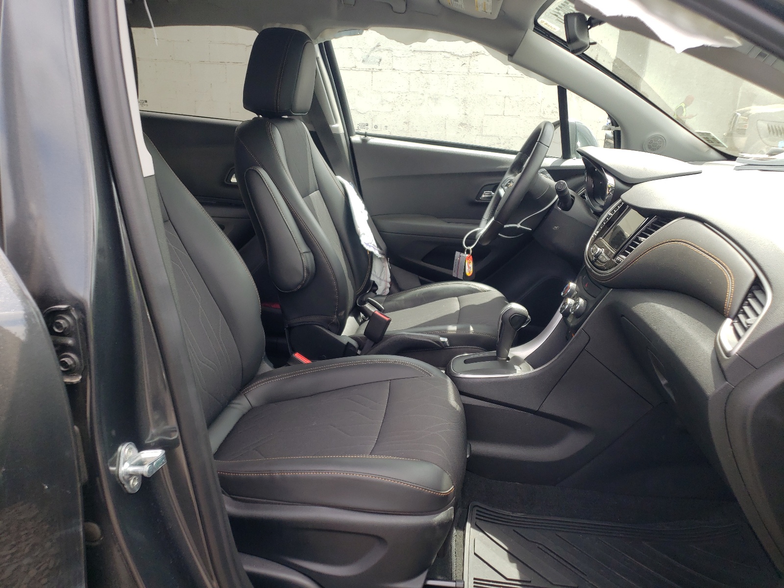 Photo 5 from auction – 2019 CHEVROLET TRAX 1LT with VIN 3GNCJLSB1KL245932