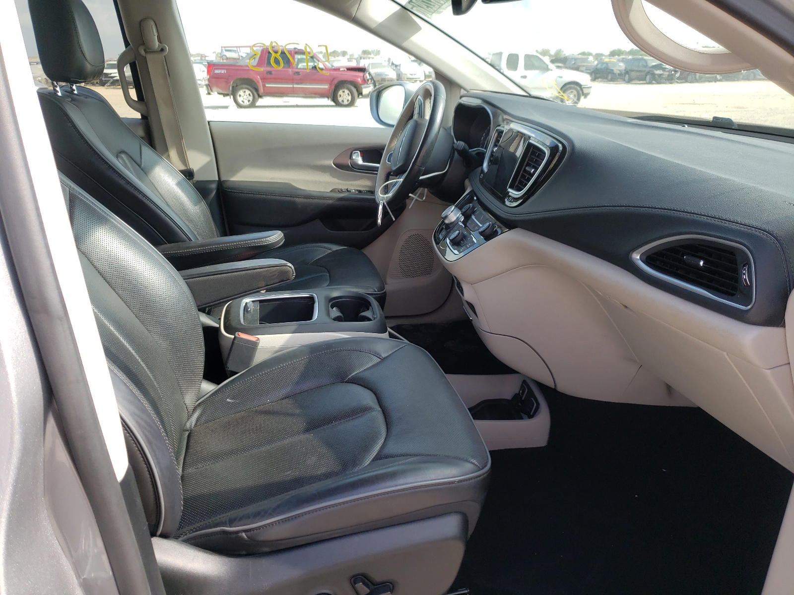 Photo 5 from auction – 2018 CHRYSLER PACIFICA L with VIN 2C4RC1GGXJR272506