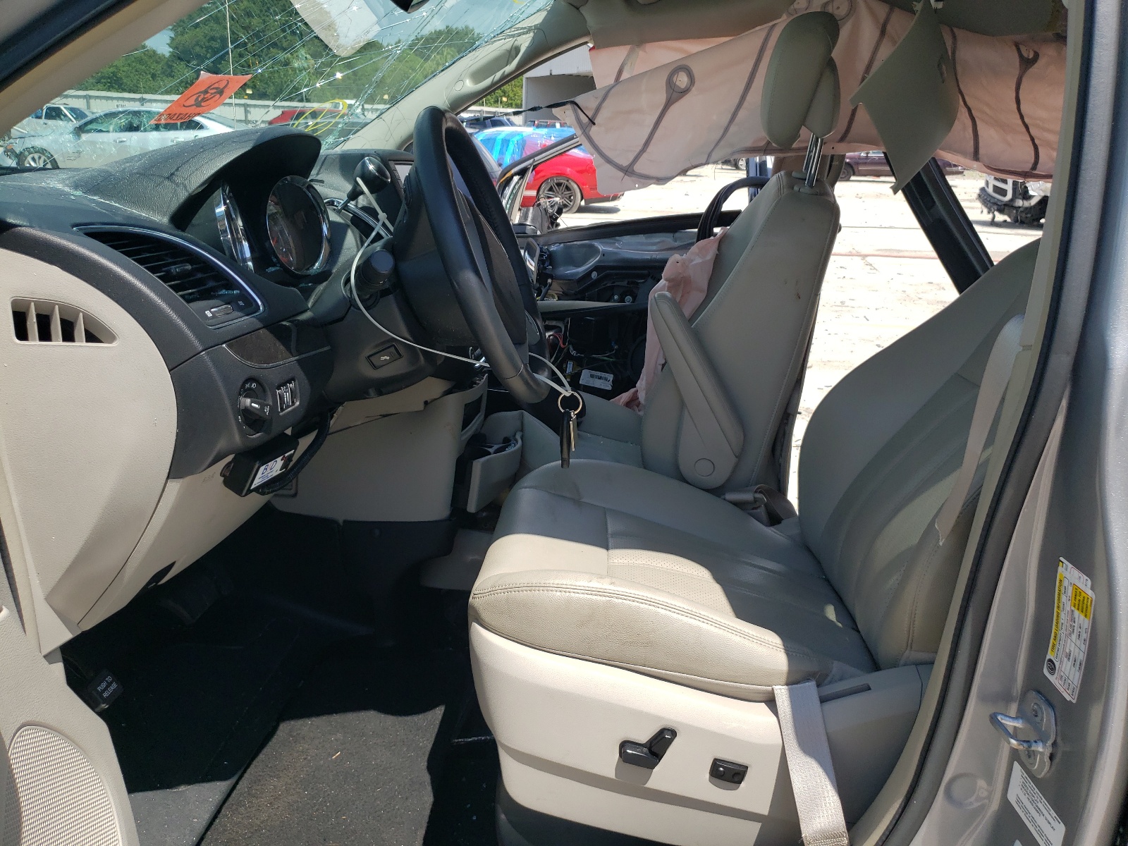 Photo 5 from auction – 2014 CHRYSLER TOWN & COU with VIN 2C4RC1CG7ER164775