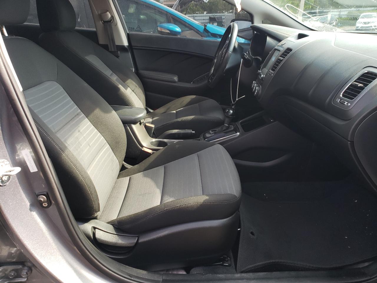 Photo 5 from auction – 2017 KIA FORTE LX with VIN 3KPFL4A70HE126544