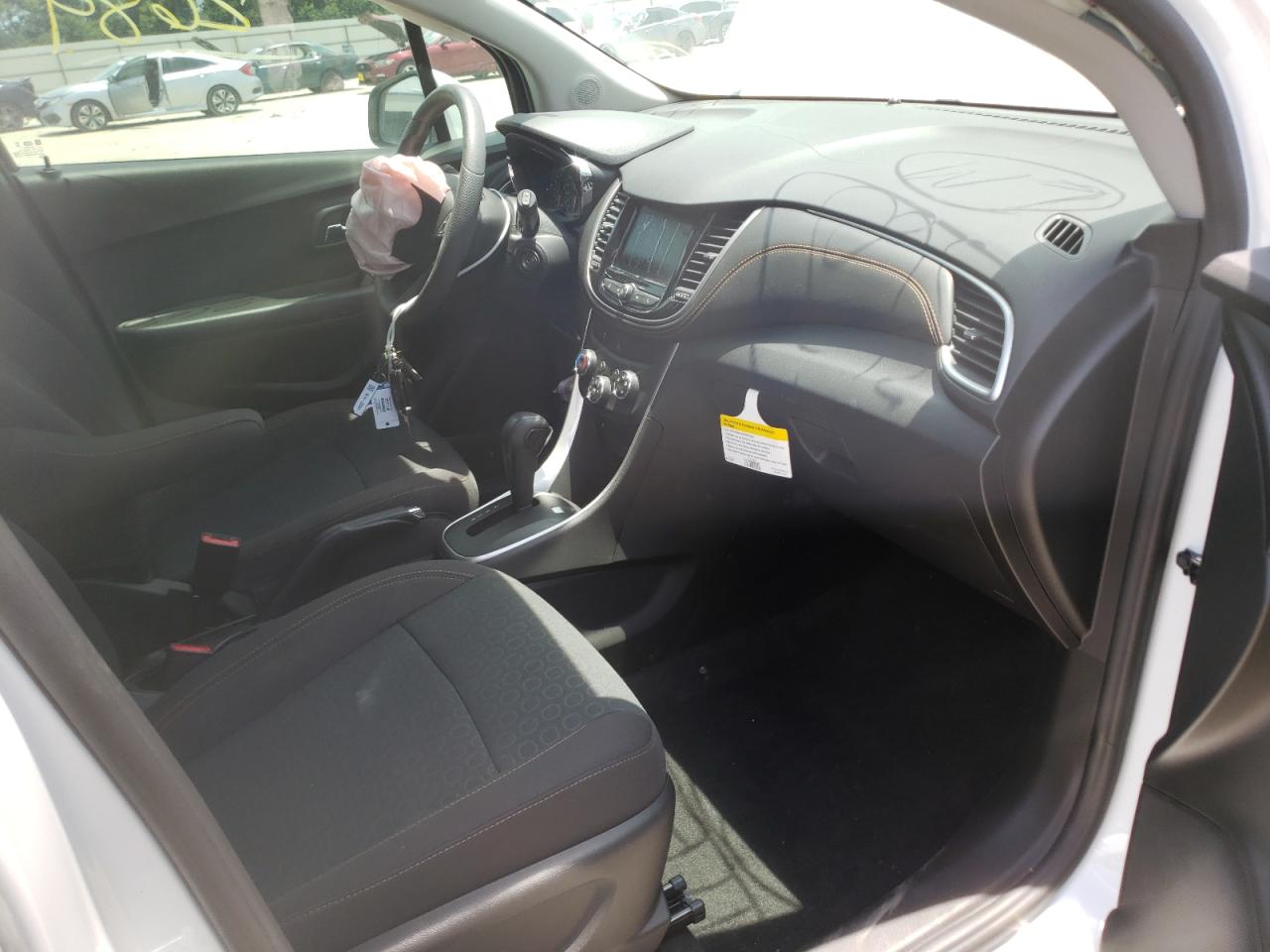 Photo 5 from auction – 2020 CHEVROLET TRAX LS with VIN KL7CJKSB3LB075771