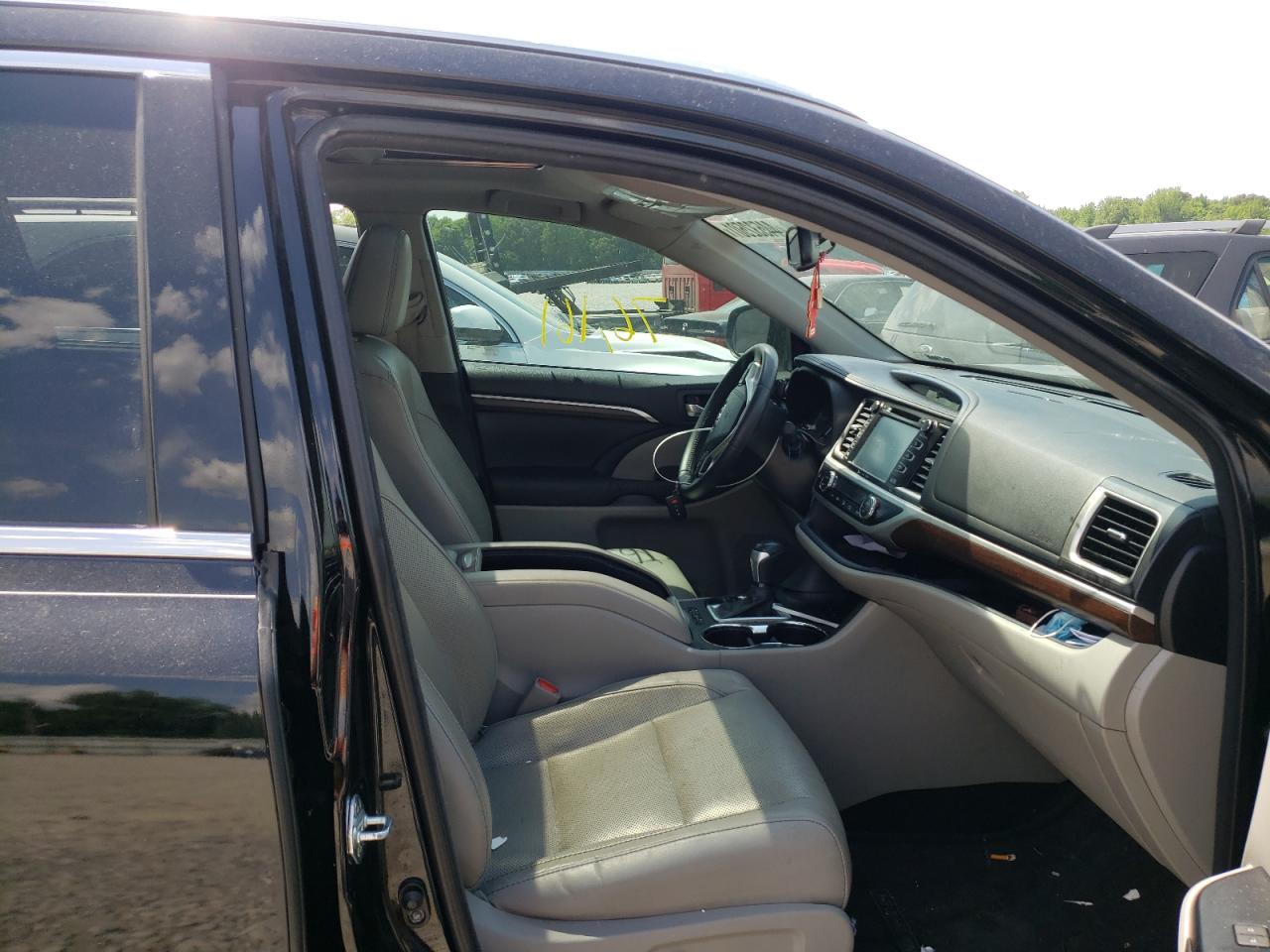 Photo 5 from auction – 2016 TOYOTA HIGHLANDER with VIN 5TDYKRFH3GS154174