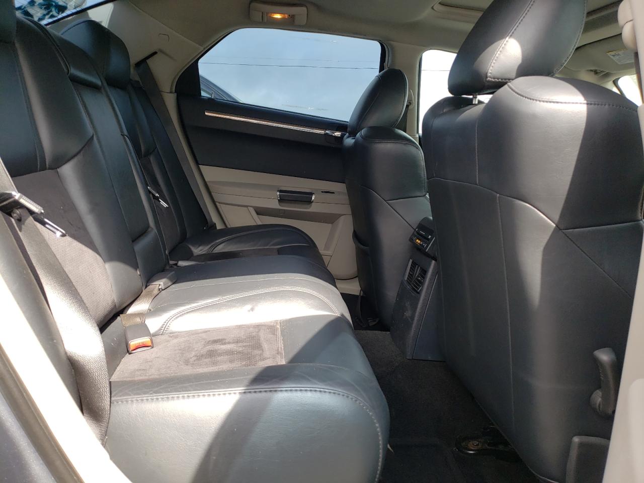 Photo 6 from auction – 2006 CHRYSLER 300C SRT-8 with VIN 2C3LA73W26H496656