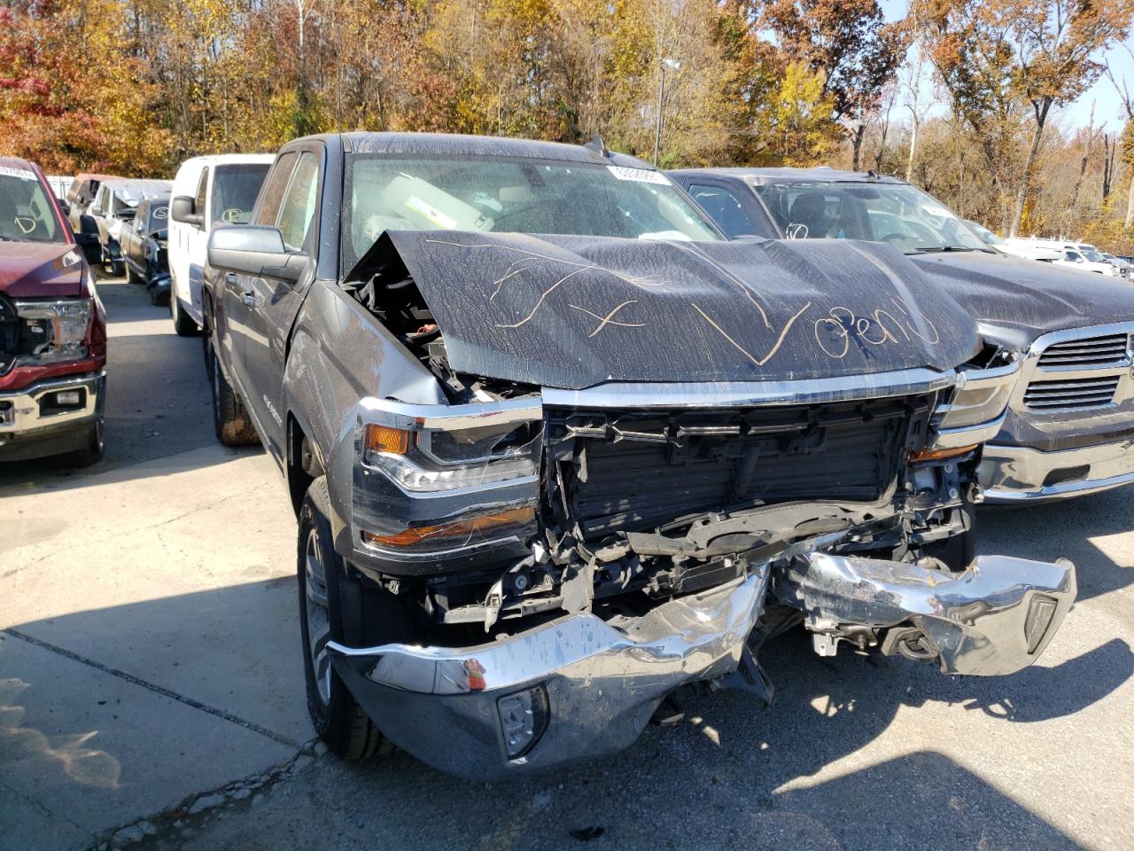 CHEVROLET SILVERADO 2018 with VIN 2GCVKREC5J1110376 - Photo from auction