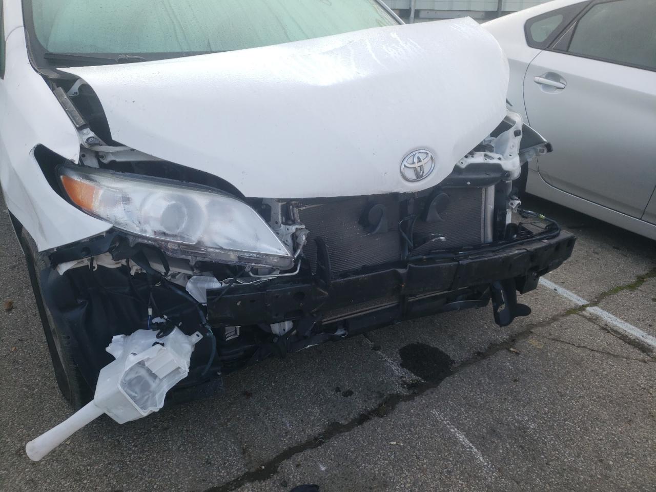 Photo 9 from auction – 2017 TOYOTA SIENNA LE with VIN 5TDKZ3DC3HS801485