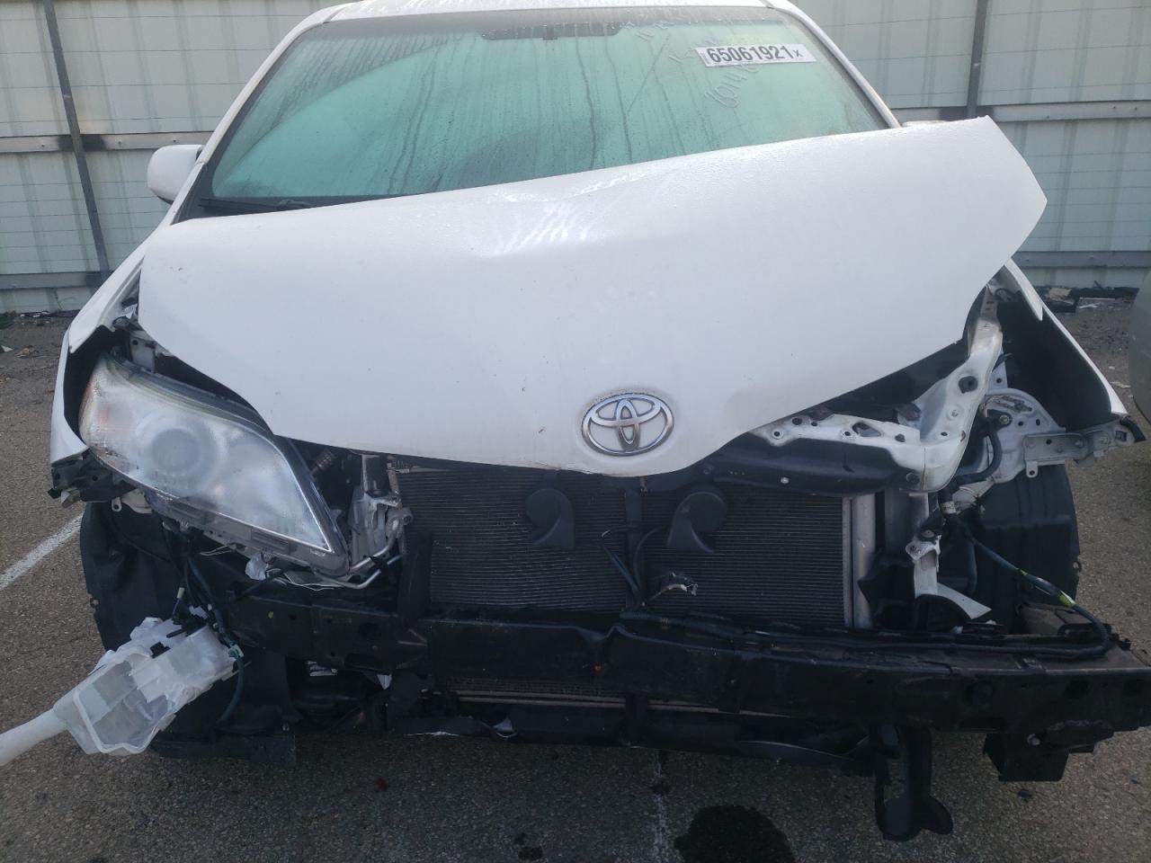 Photo 7 from auction – 2017 TOYOTA SIENNA LE with VIN 5TDKZ3DC3HS801485
