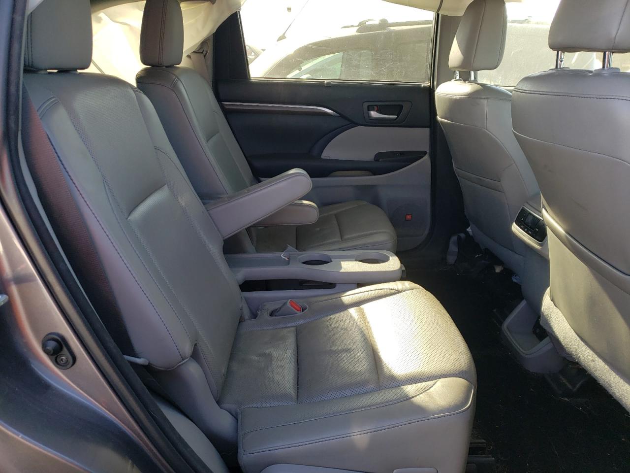 Photo 6 from auction – 2015 TOYOTA HIGHLANDER with VIN 5TDDKRFHXFS184138