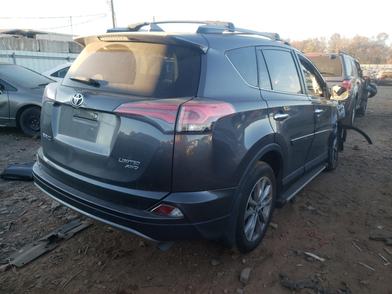 Photo 4 from auction – 2017 TOYOTA RAV4 LIMIT with VIN 2T3DFREV1HW556012
