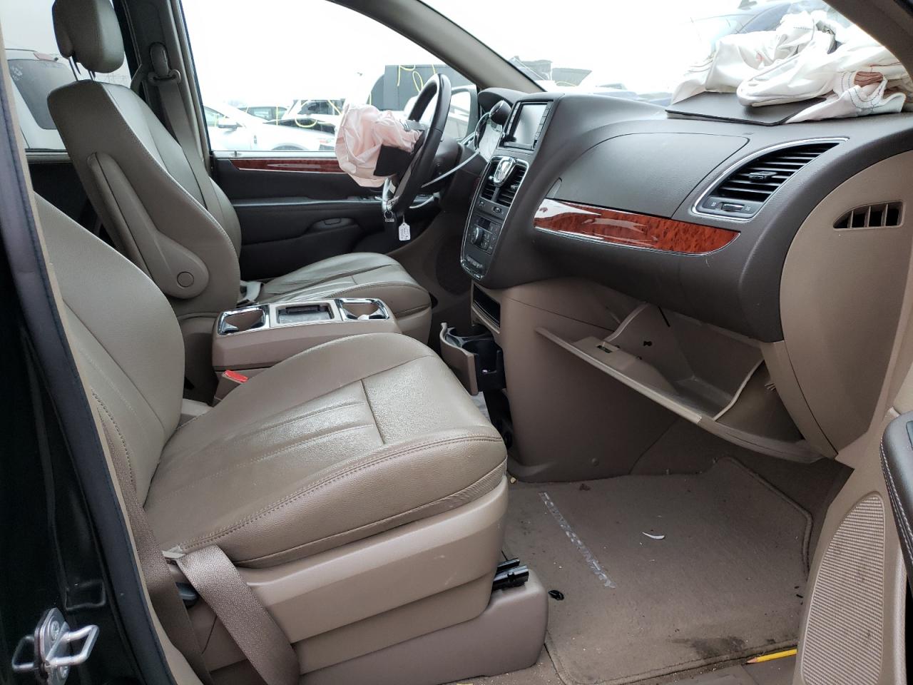 Photo 5 from auction – 2015 CHRYSLER TOWN & COU with VIN 2C4RC1BG0FR562591