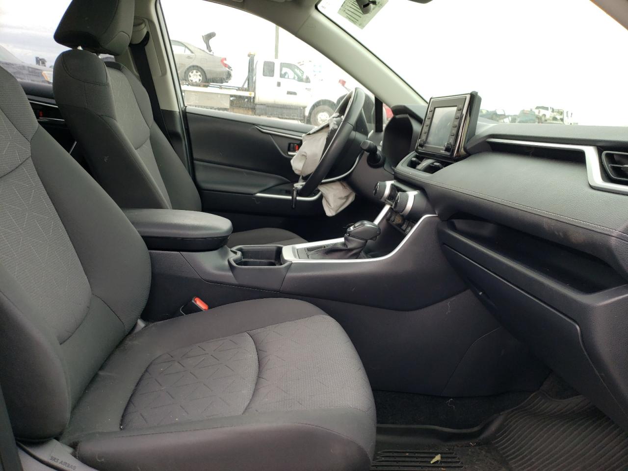 Photo 5 from auction – 2020 TOYOTA RAV4 XLE with VIN JTMP1RFV0LD049750