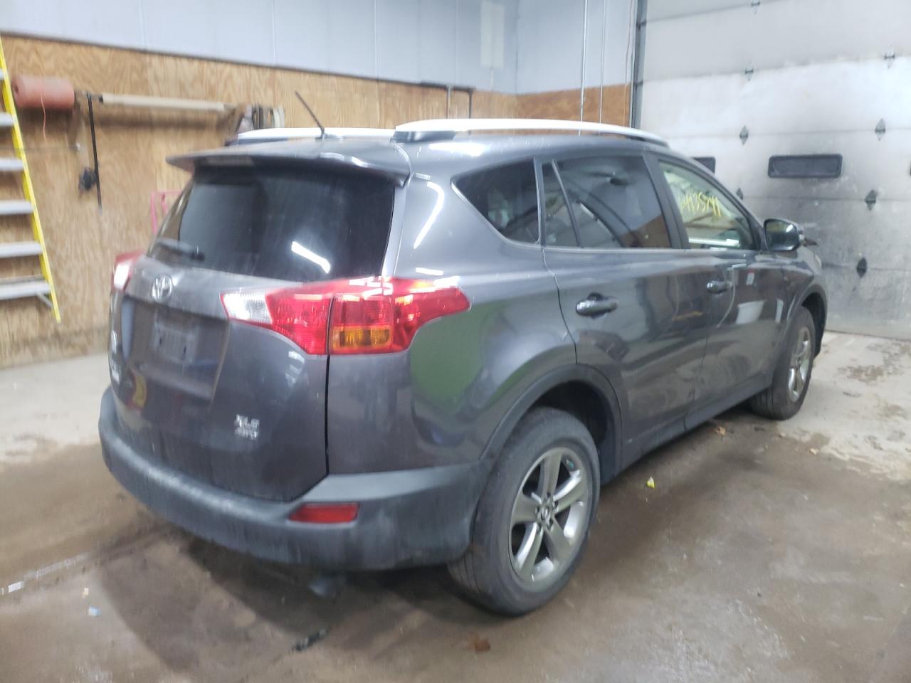 Photo 4 from auction – 2015 TOYOTA RAV4 XLE with VIN JTMRFREV2FJ042574