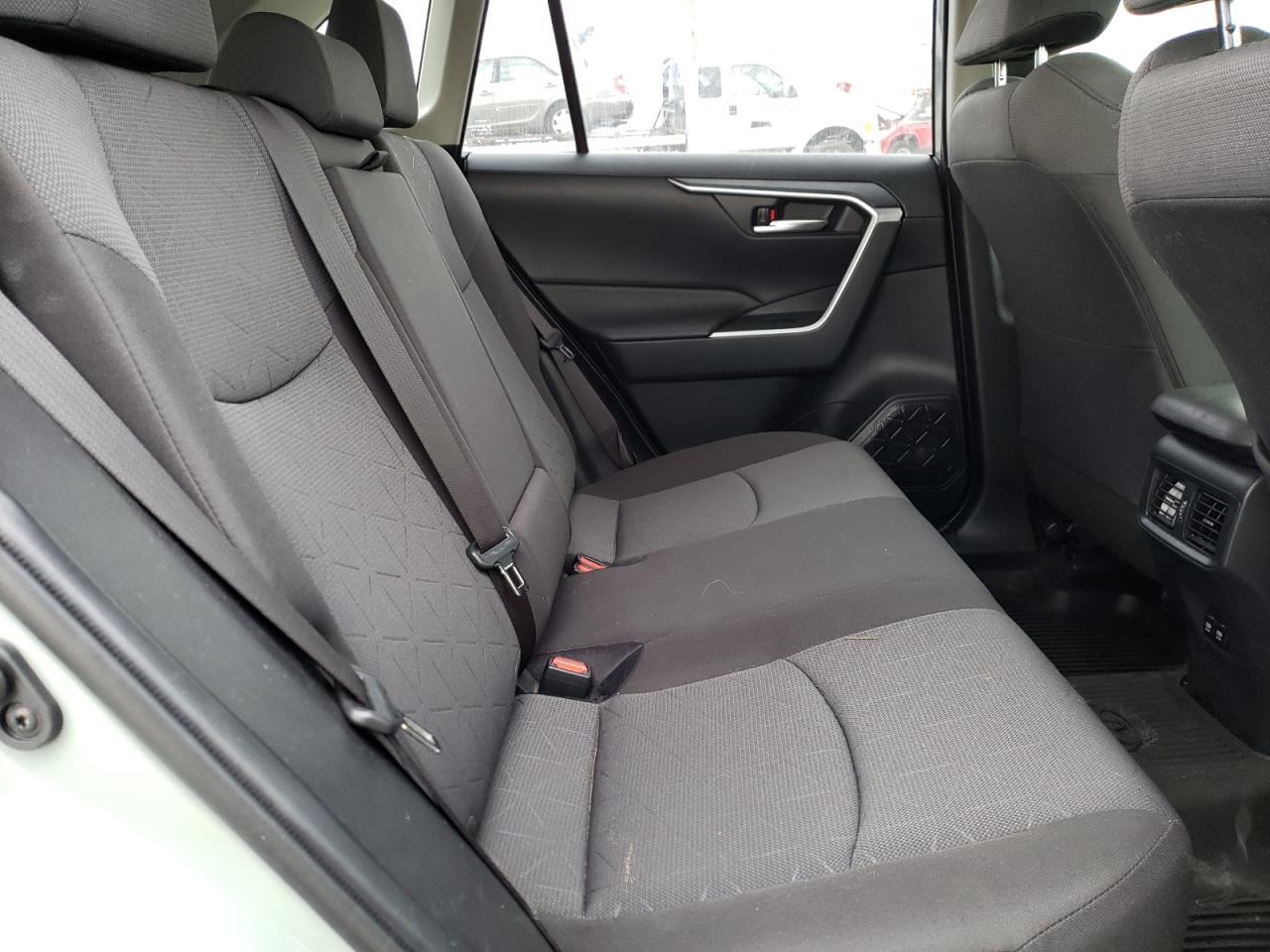 Photo 6 from auction – 2020 TOYOTA RAV4 XLE with VIN JTMP1RFV0LD049750