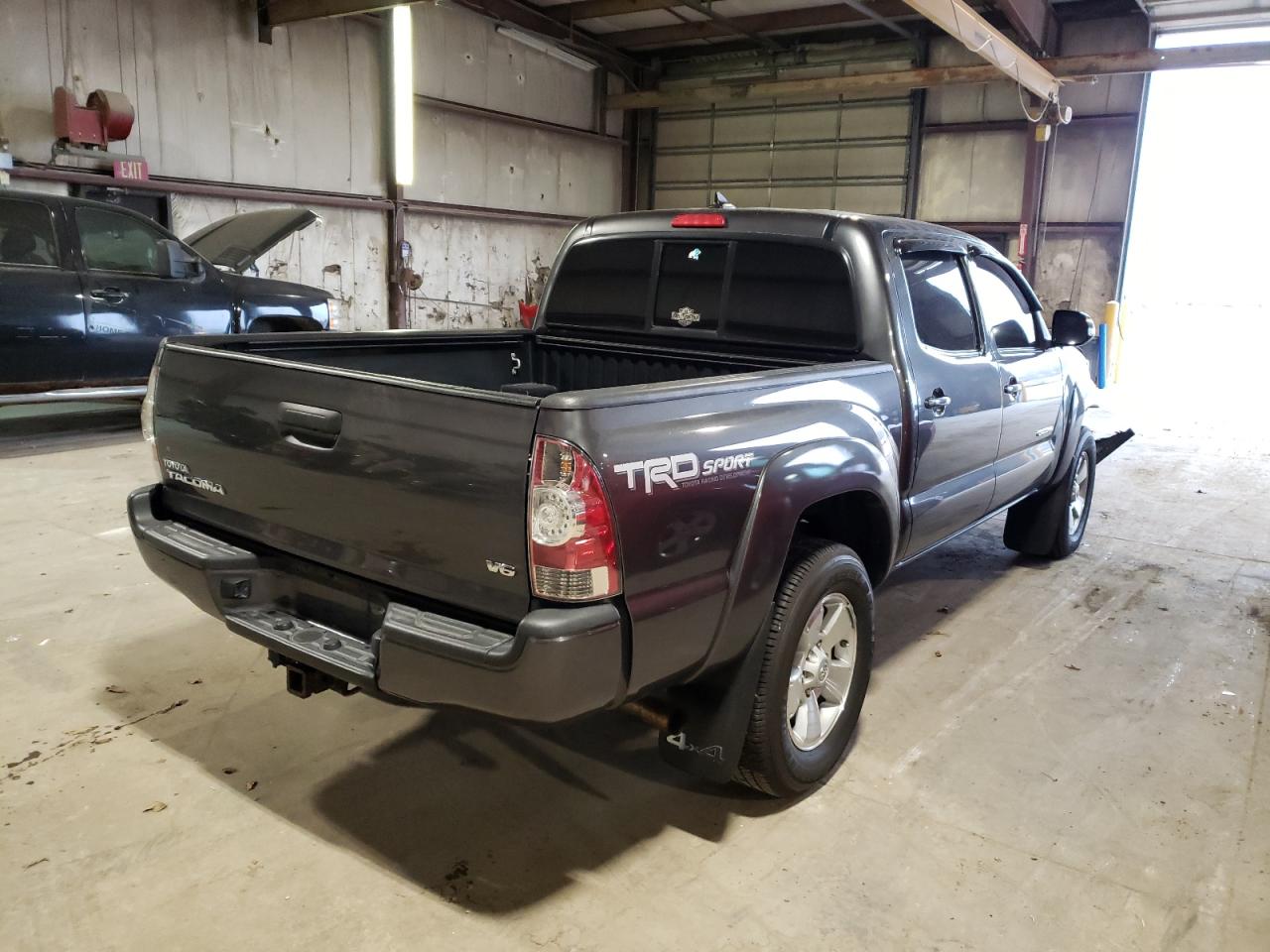 Photo 4 from auction – 2014 TOYOTA TACOMA DOU with VIN 3TMLU4EN2EM139757