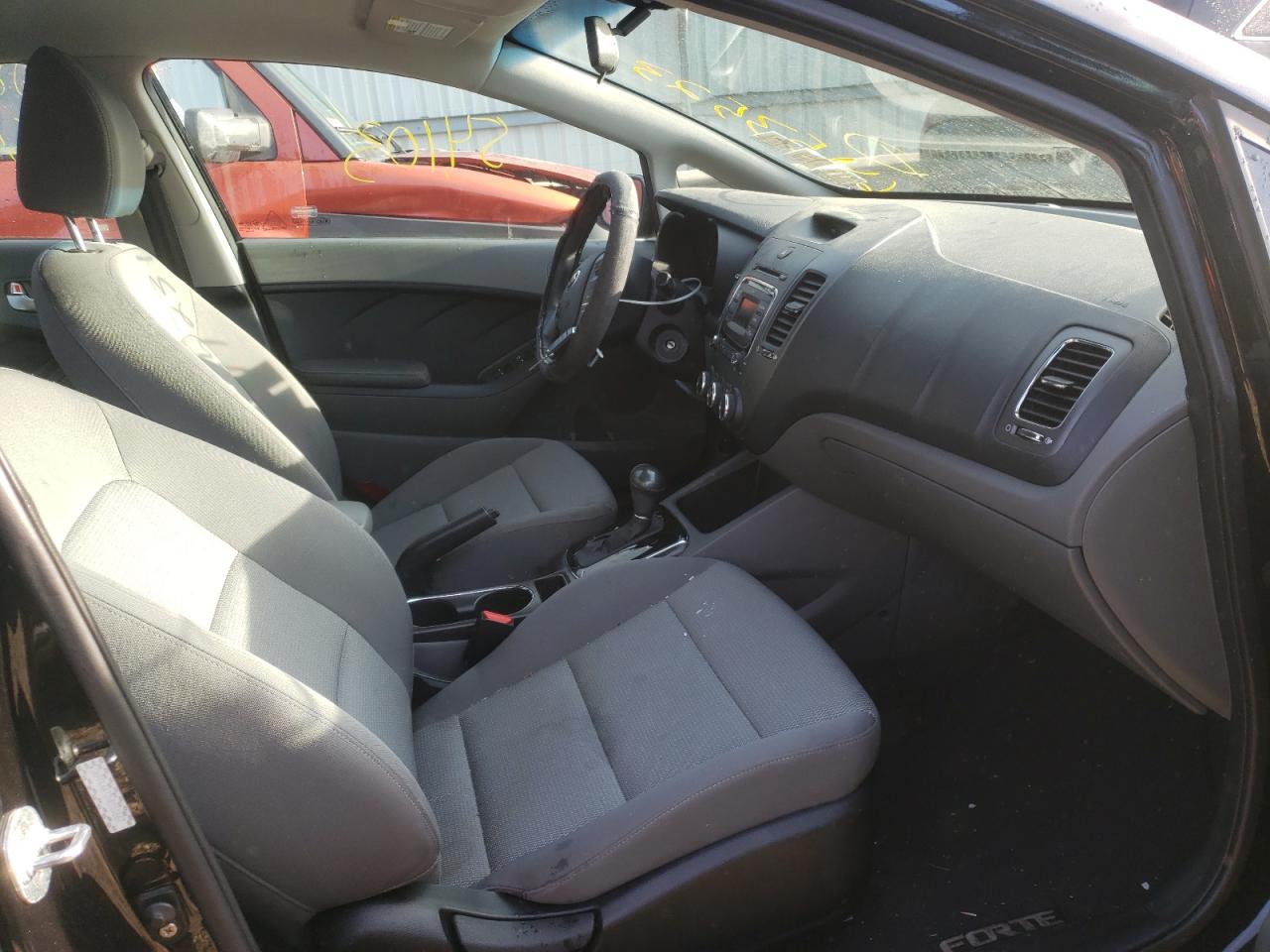 Photo 5 from auction – 2017 KIA FORTE LX with VIN 3KPFK4A72HE010667