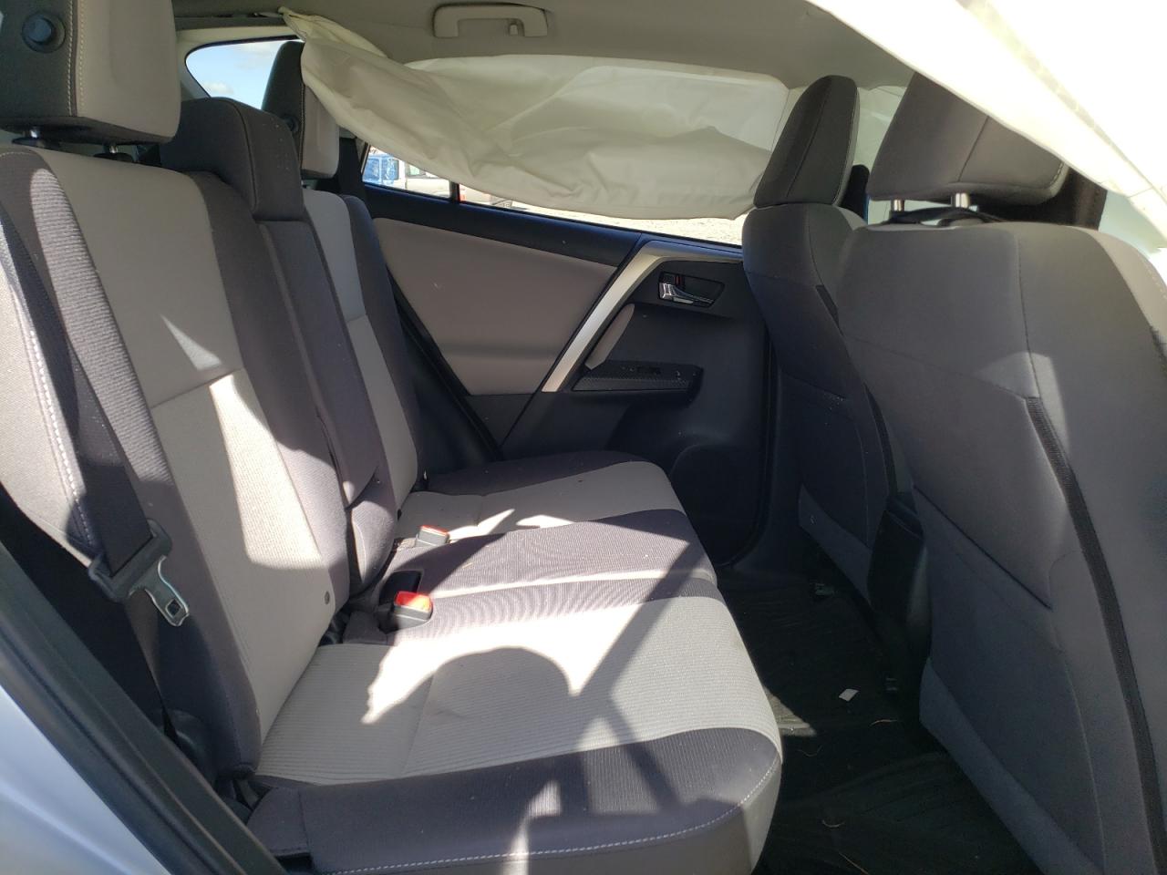 Photo 6 from auction – 2015 TOYOTA RAV4 XLE with VIN JTMWFREV3FD067596