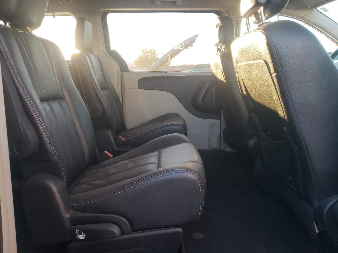 Photo 6 from auction – 2015 CHRYSLER TOWN & COU with VIN 2C4RC1BG1FR646502