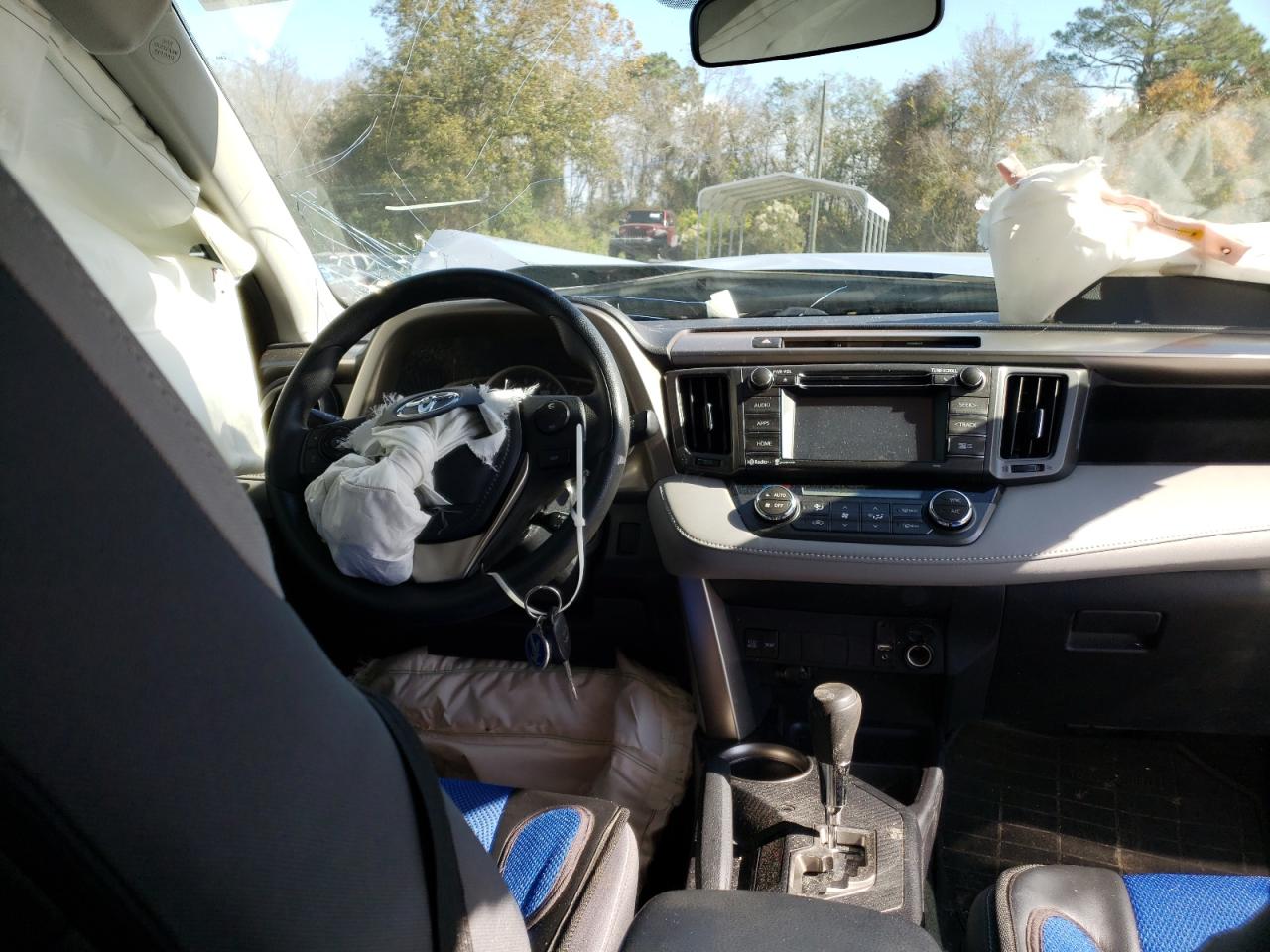 Photo 9 from auction – 2015 TOYOTA RAV4 XLE with VIN JTMWFREV3FD067596