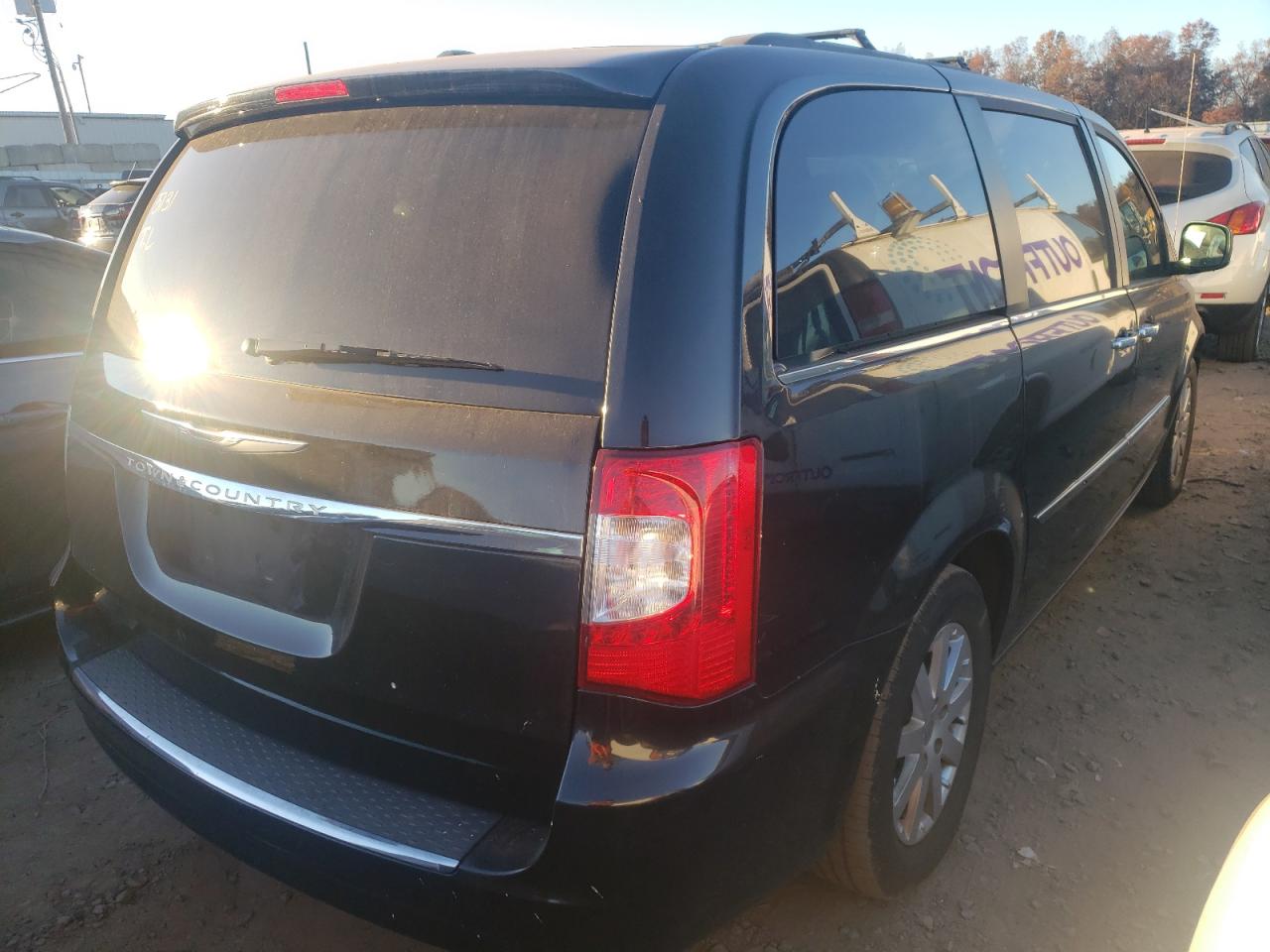 Photo 4 from auction – 2015 CHRYSLER TOWN & COU with VIN 2C4RC1BG1FR646502