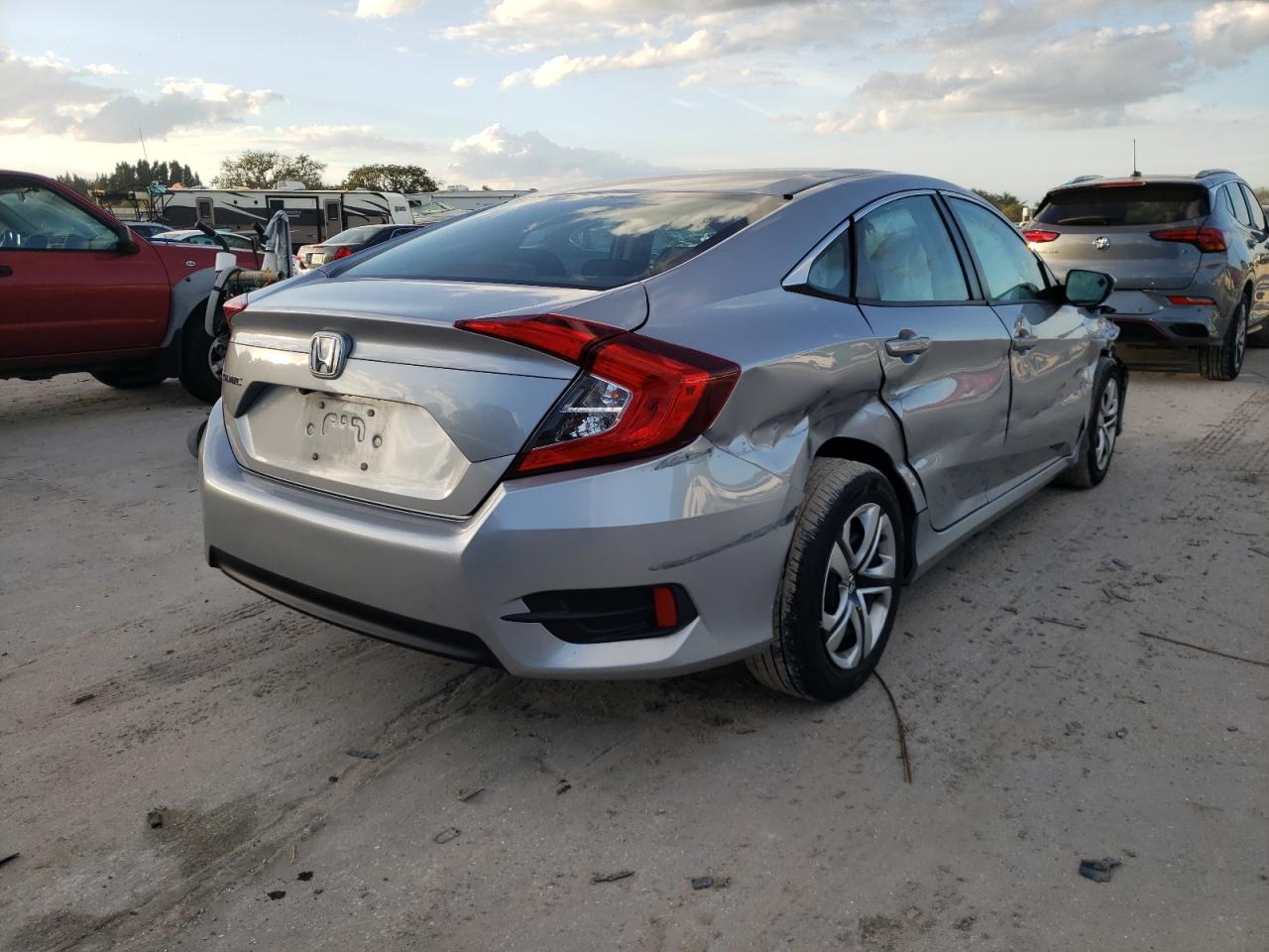 Photo 4 from auction – 2018 HONDA CIVIC LX with VIN 19XFC2F57JE024028