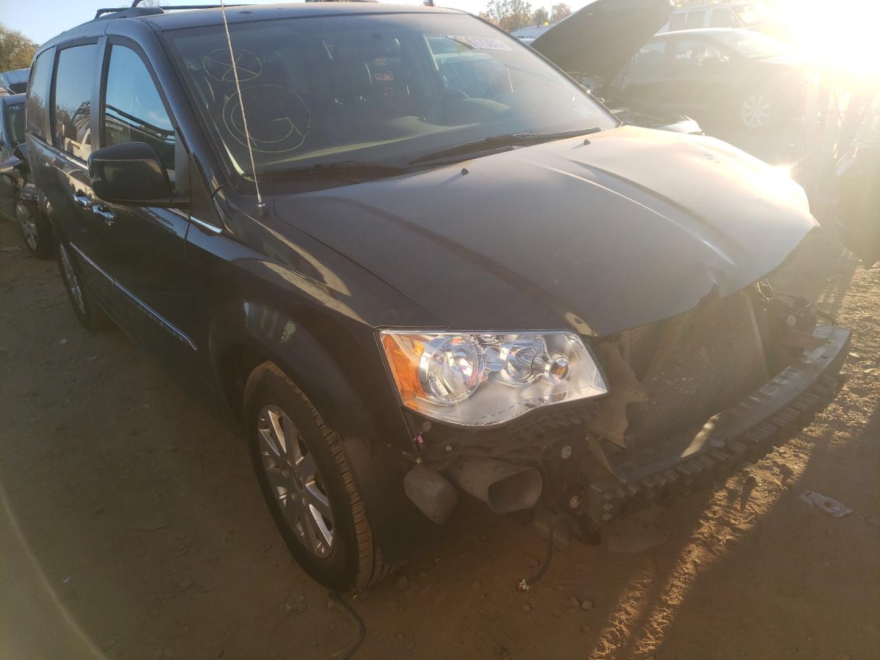 CHRYSLER TOWN & COU 2015 with VIN 2C4RC1BG1FR646502 - Photo from auction