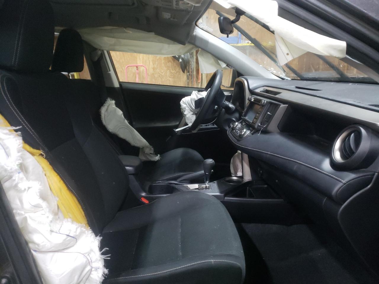 Photo 5 from auction – 2015 TOYOTA RAV4 XLE with VIN JTMRFREV2FJ042574
