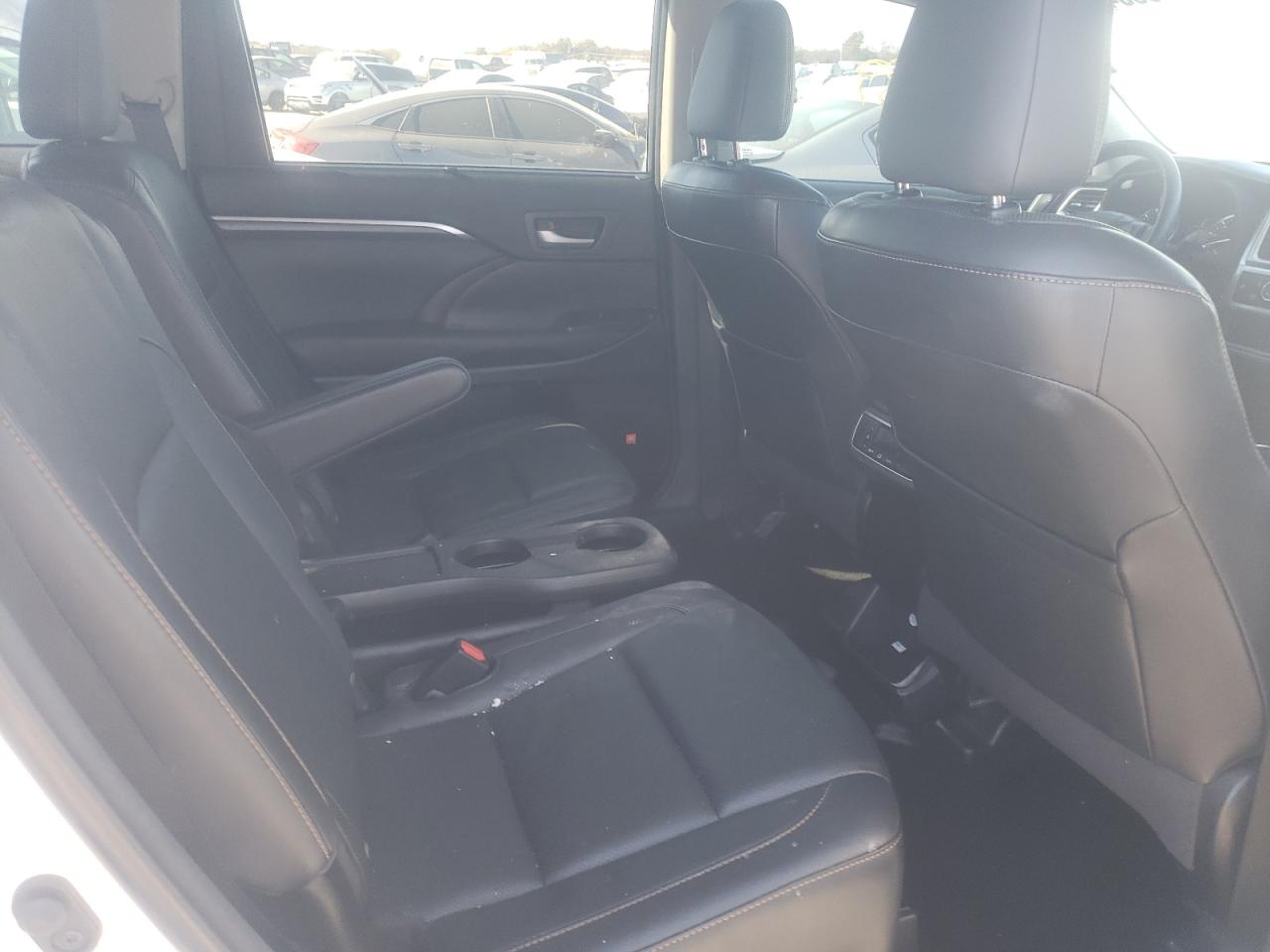 Photo 6 from auction – 2015 TOYOTA HIGHLANDER with VIN 5TDYKRFH0FS118635