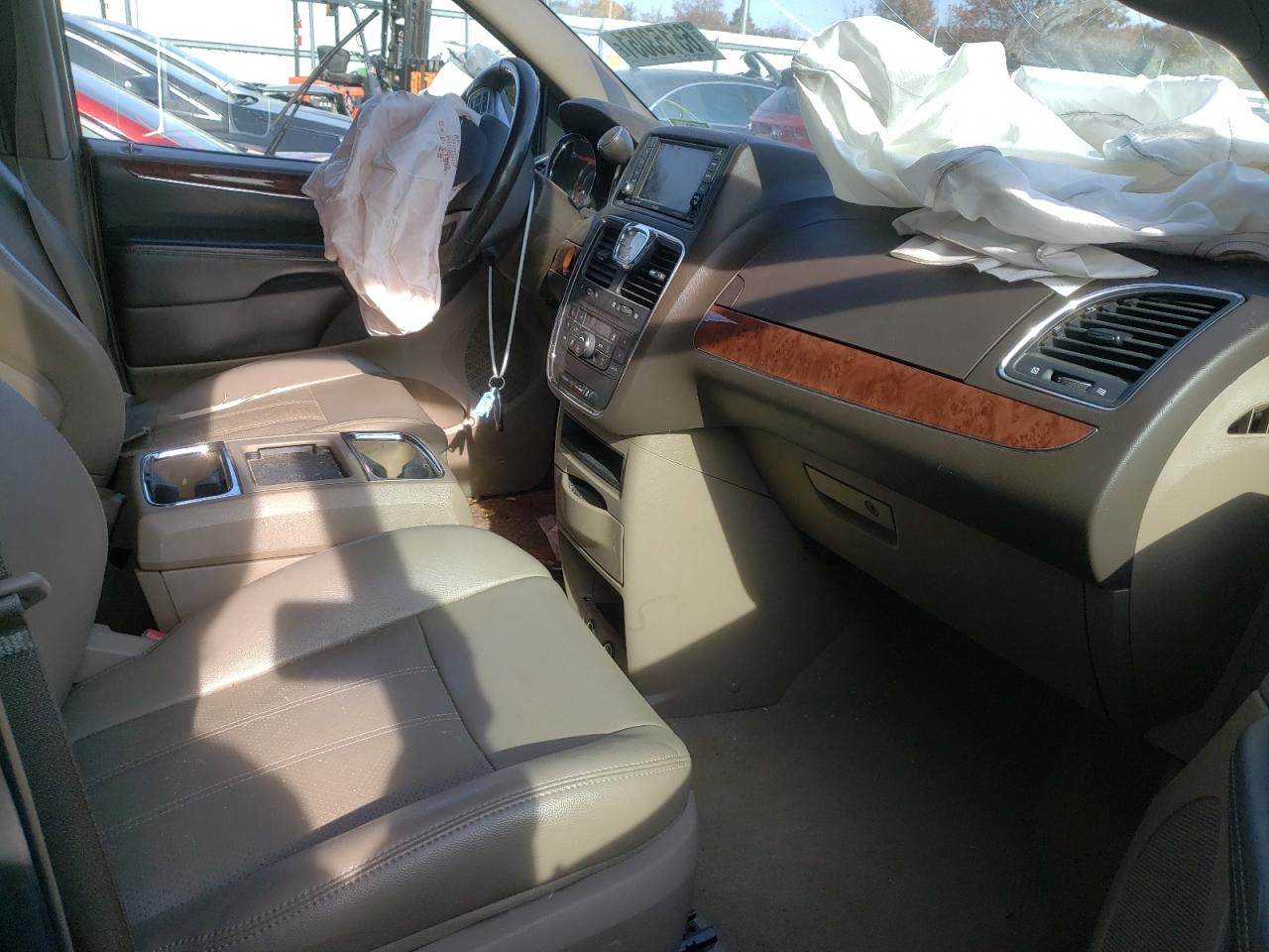 Photo 5 from auction – 2011 CHRYSLER TOWN & COU with VIN 2A4RR8DG6BR610300