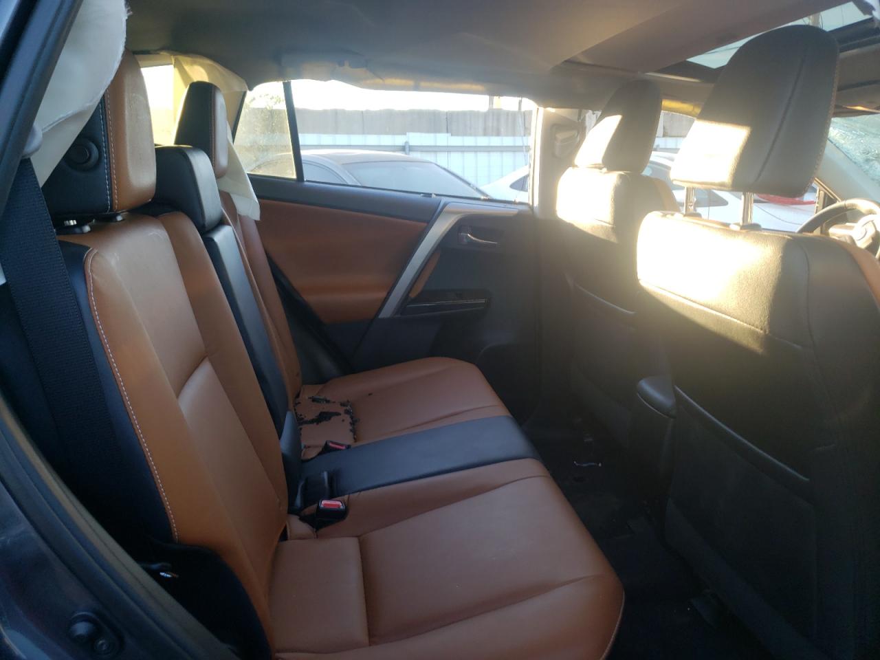 Photo 6 from auction – 2017 TOYOTA RAV4 LIMIT with VIN 2T3DFREV1HW556012