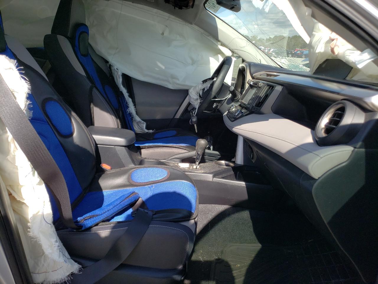 Photo 5 from auction – 2015 TOYOTA RAV4 XLE with VIN JTMWFREV3FD067596