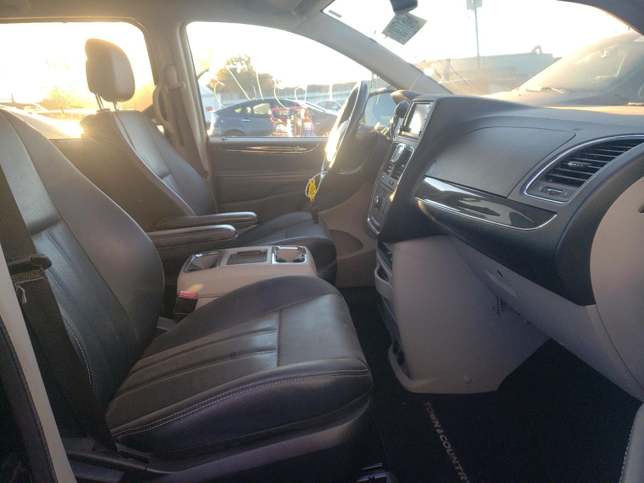 Photo 5 from auction – 2015 CHRYSLER TOWN & COU with VIN 2C4RC1BG1FR646502
