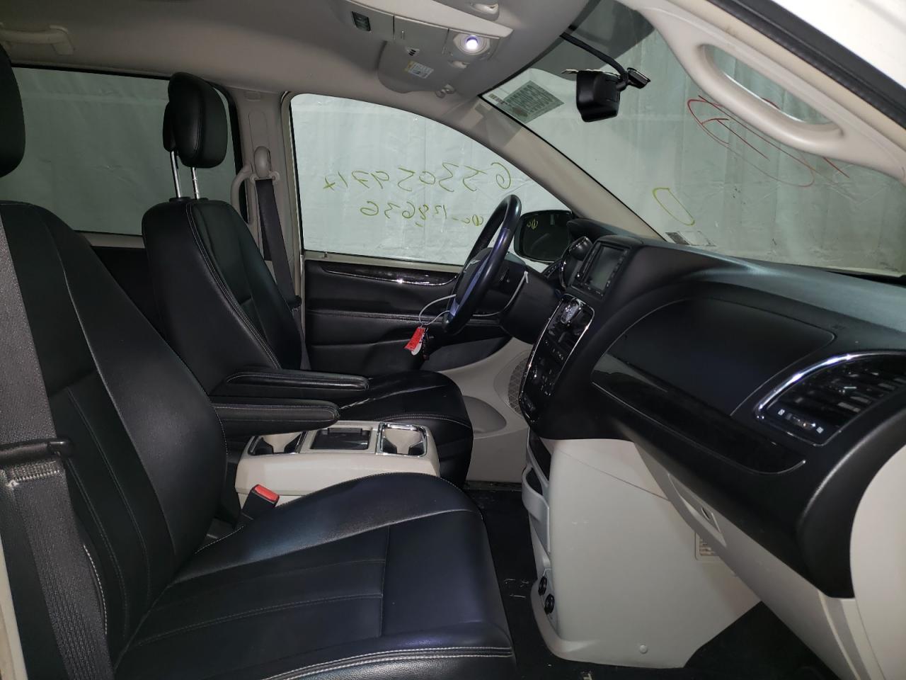 Photo 5 from auction – 2013 CHRYSLER TOWN & COU with VIN 2C4RC1BG3DR741799
