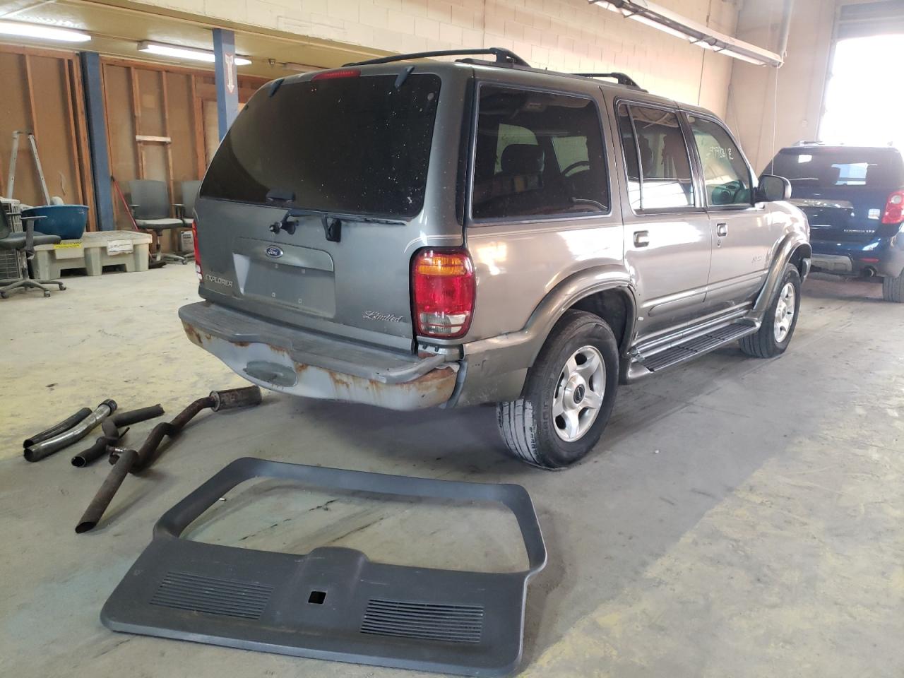 Photo 4 from auction – 2000 FORD EXPLORER L with VIN 1FMZU85P3YZB00743