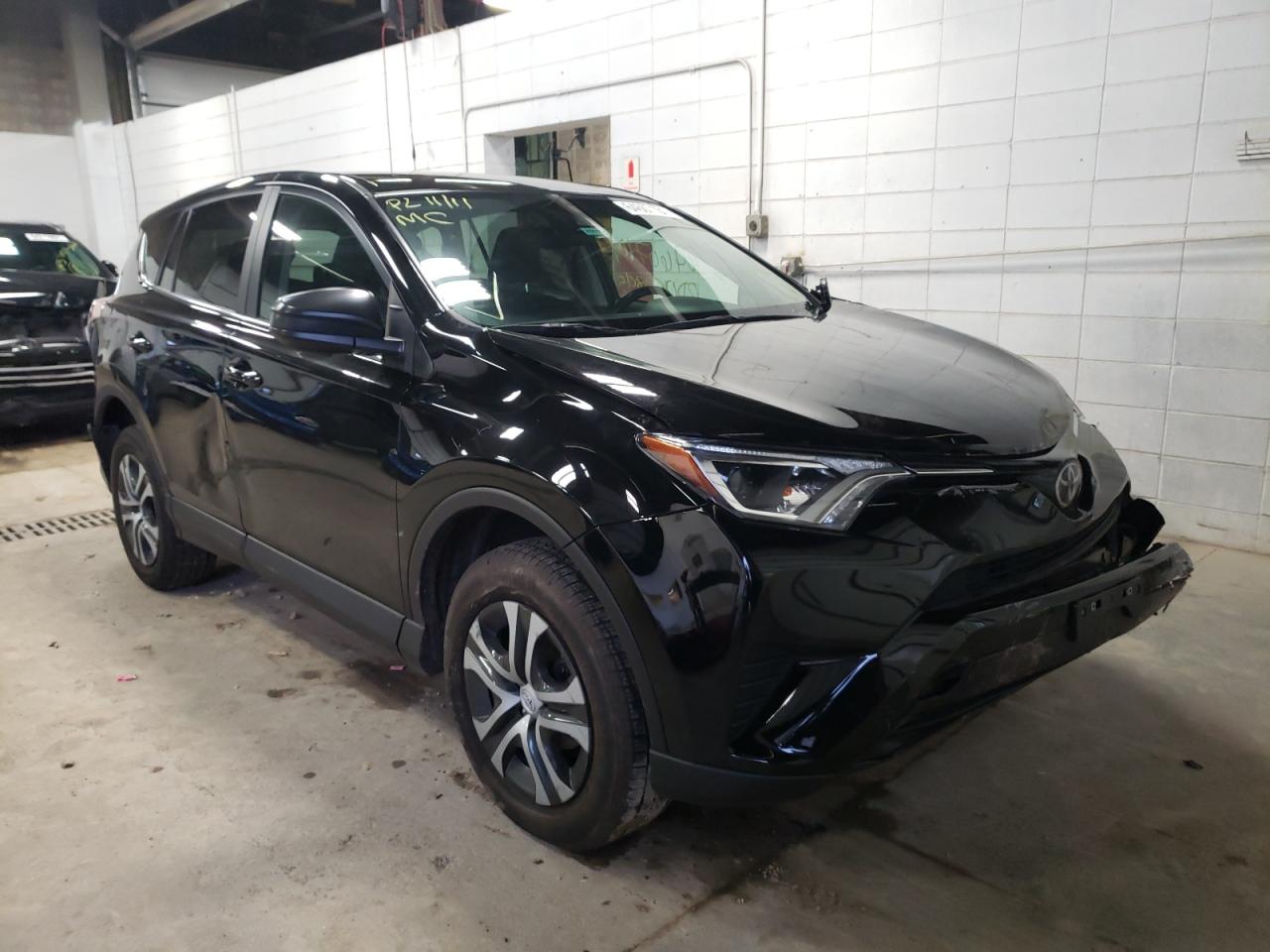 Photo 1 from auction – 2018 TOYOTA RAV4 LE with VIN 2T3BFREV8JW733667