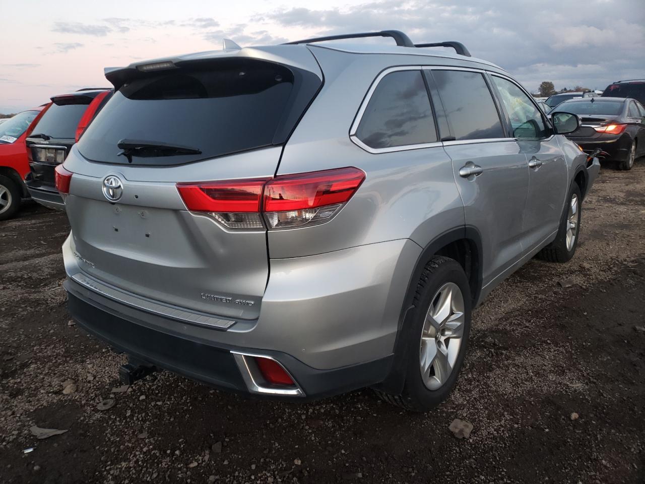 Photo 4 from auction – 2017 TOYOTA HIGHLANDER with VIN 5TDDZRFHXHS445606