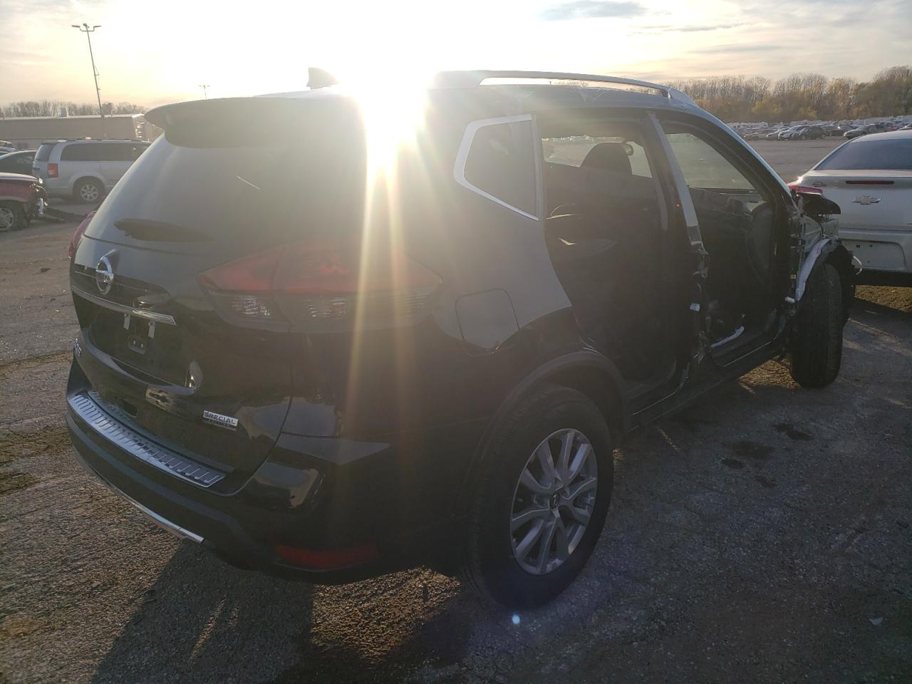 Photo 4 from auction – 2019 NISSAN ROGUE S with VIN 5N1AT2MT5KC770154