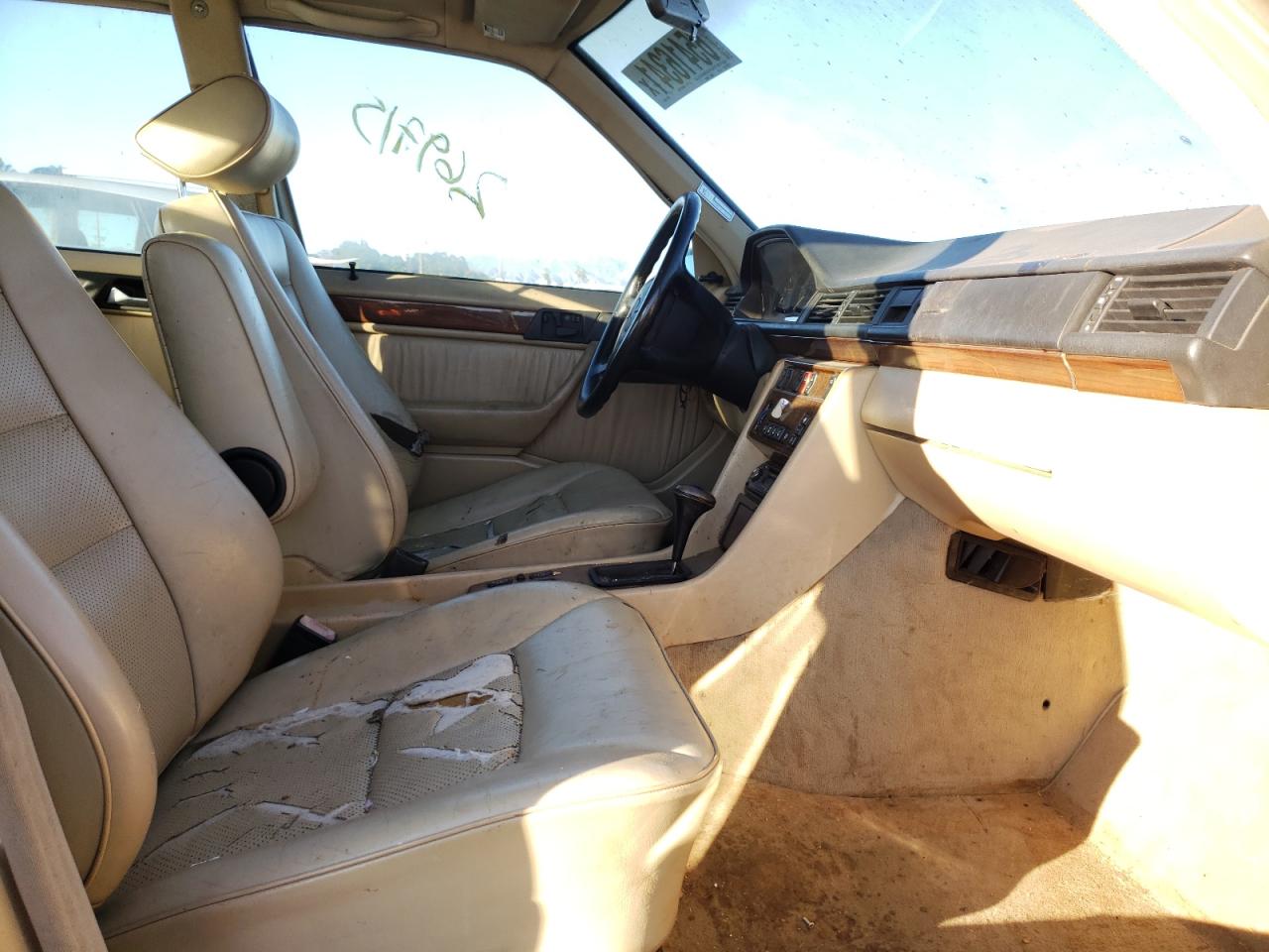 Photo 5 from auction – 1990 MERCEDES-BENZ 300 E with VIN WDBEA30D5LB194071