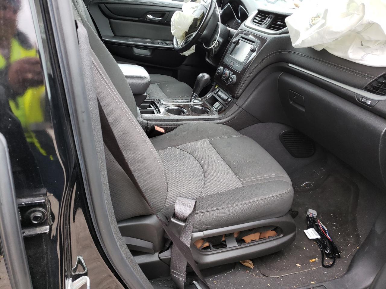 Photo 5 from auction – 2017 CHEVROLET TRAVERSE L with VIN 1GNKRGKD3HJ159745
