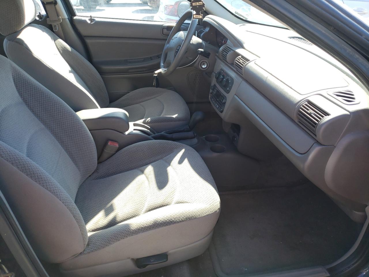 Photo 5 from auction – 2004 CHRYSLER SEBRING LX with VIN 1C3EL46X94N189625