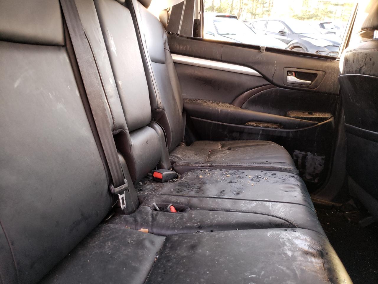 Photo 6 from auction – 2018 TOYOTA HIGHLANDER with VIN 5TDJGRFH3JS037060