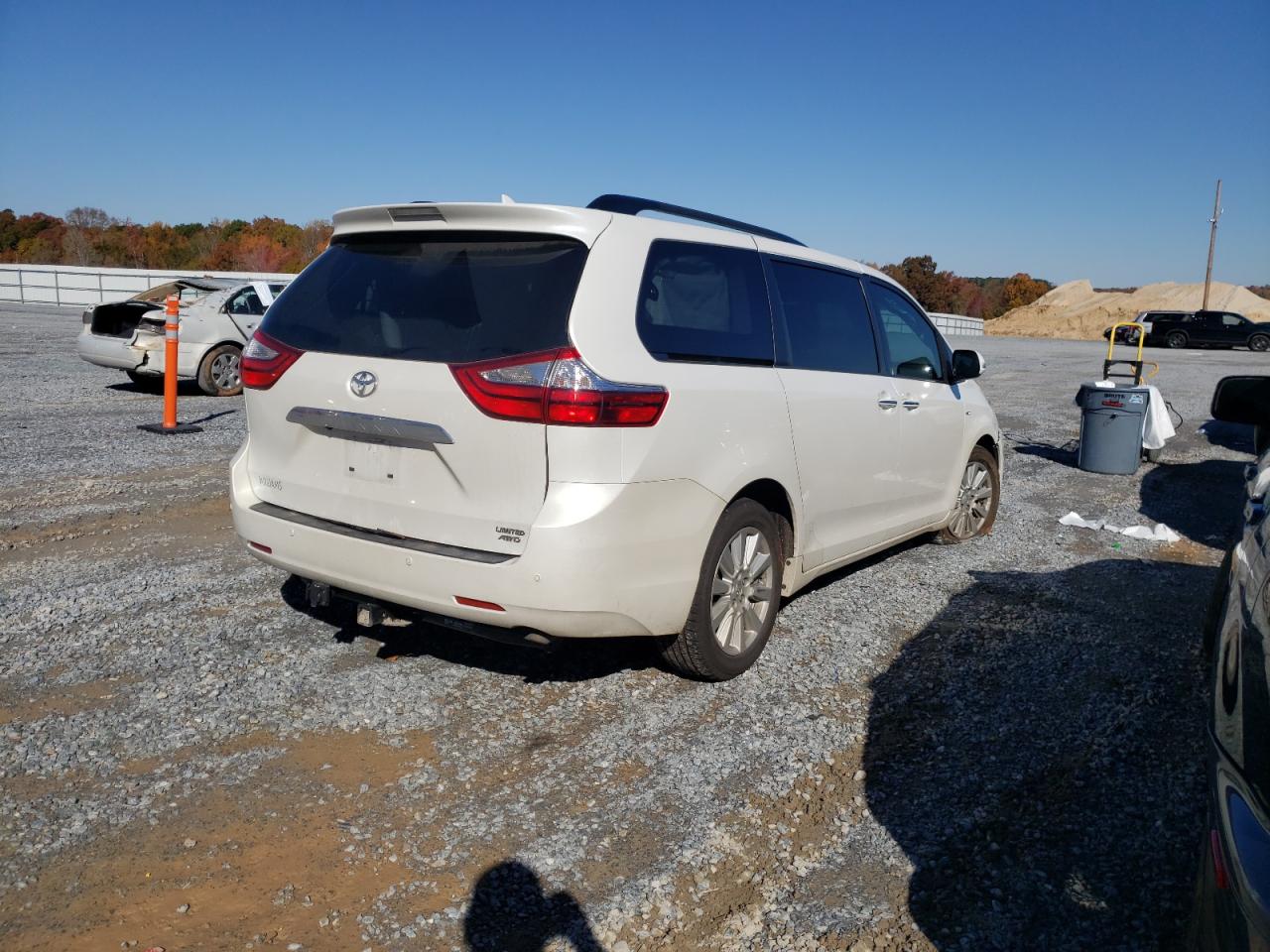 Photo 4 from auction – 2017 TOYOTA SIENNA XLE with VIN 5TDDZ3DC5HS179934